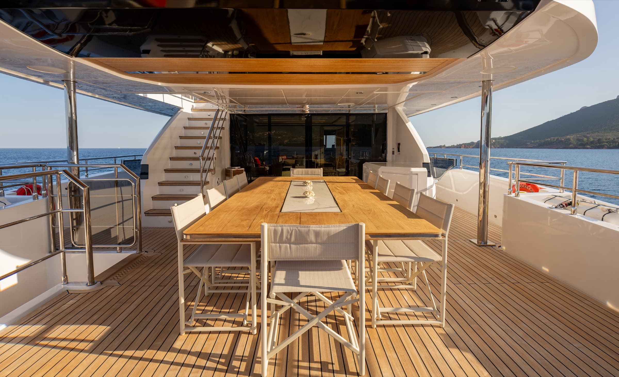 Le repas en plein air du Majesty 120 face au littoral de la Côte d'Azur