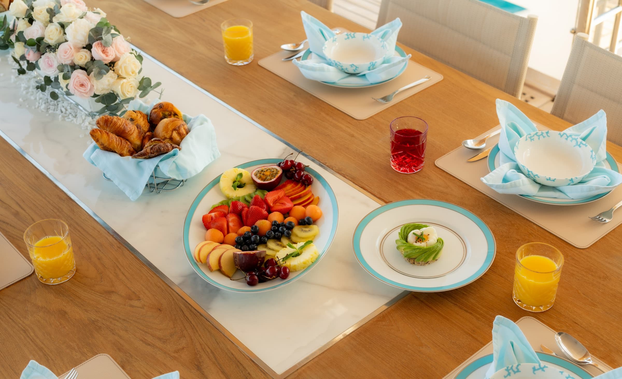 Une table dressée à bord du Majesty 120, déjeuner au mouillage