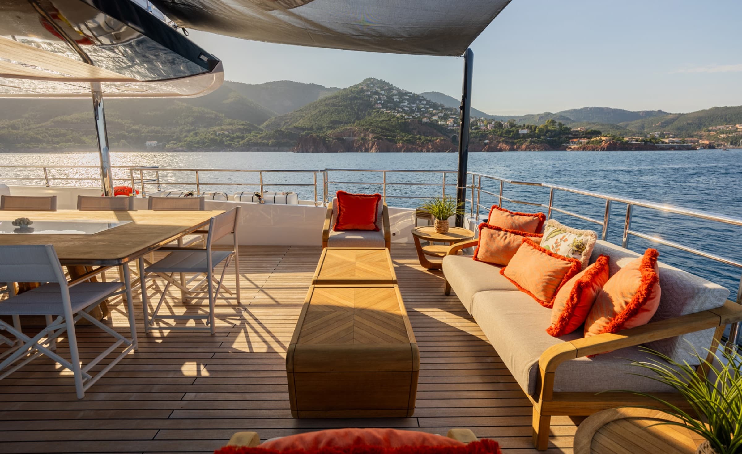 Le salon couvert du Majesty 120 et ses canapés