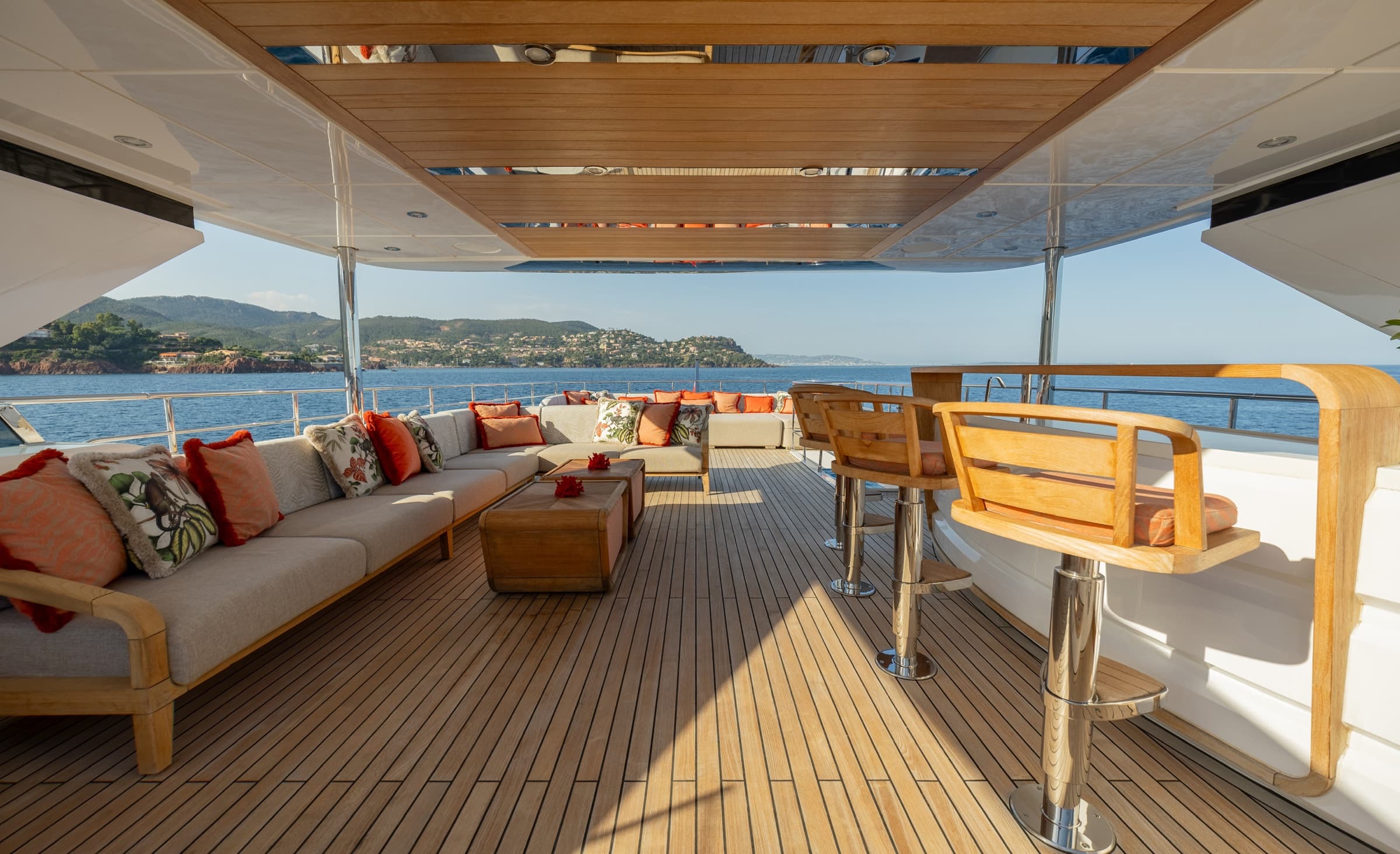Les assises de pont du Majesty 120 au mouillage