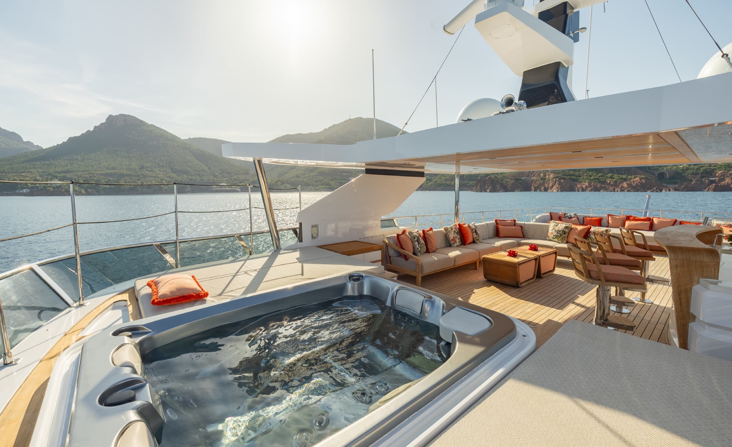 Le jacuzzi du flybridge du Majesty 120, bains de soleil et vue mer