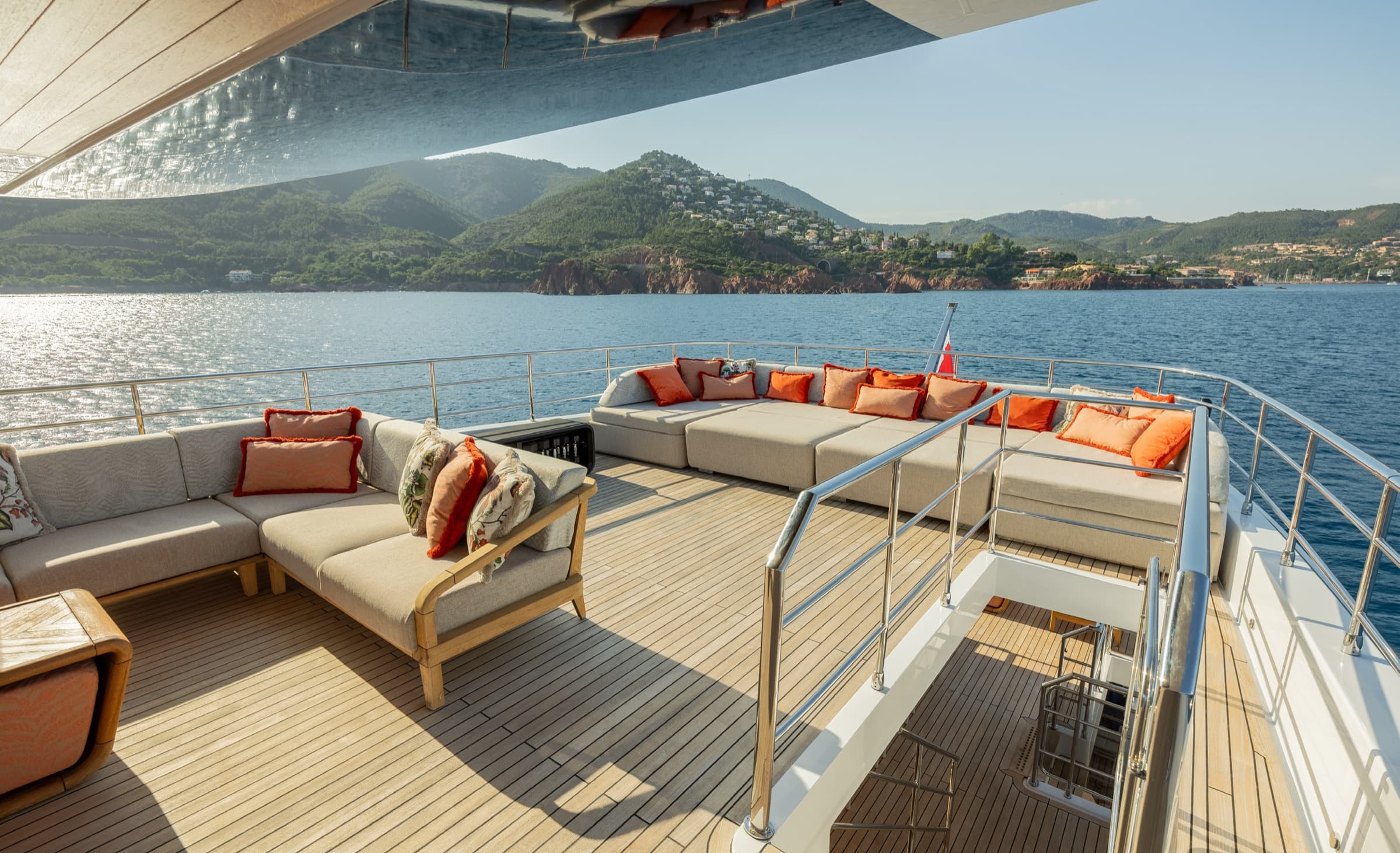 Le sun deck du Majesty 120, transats et vue sur la côte