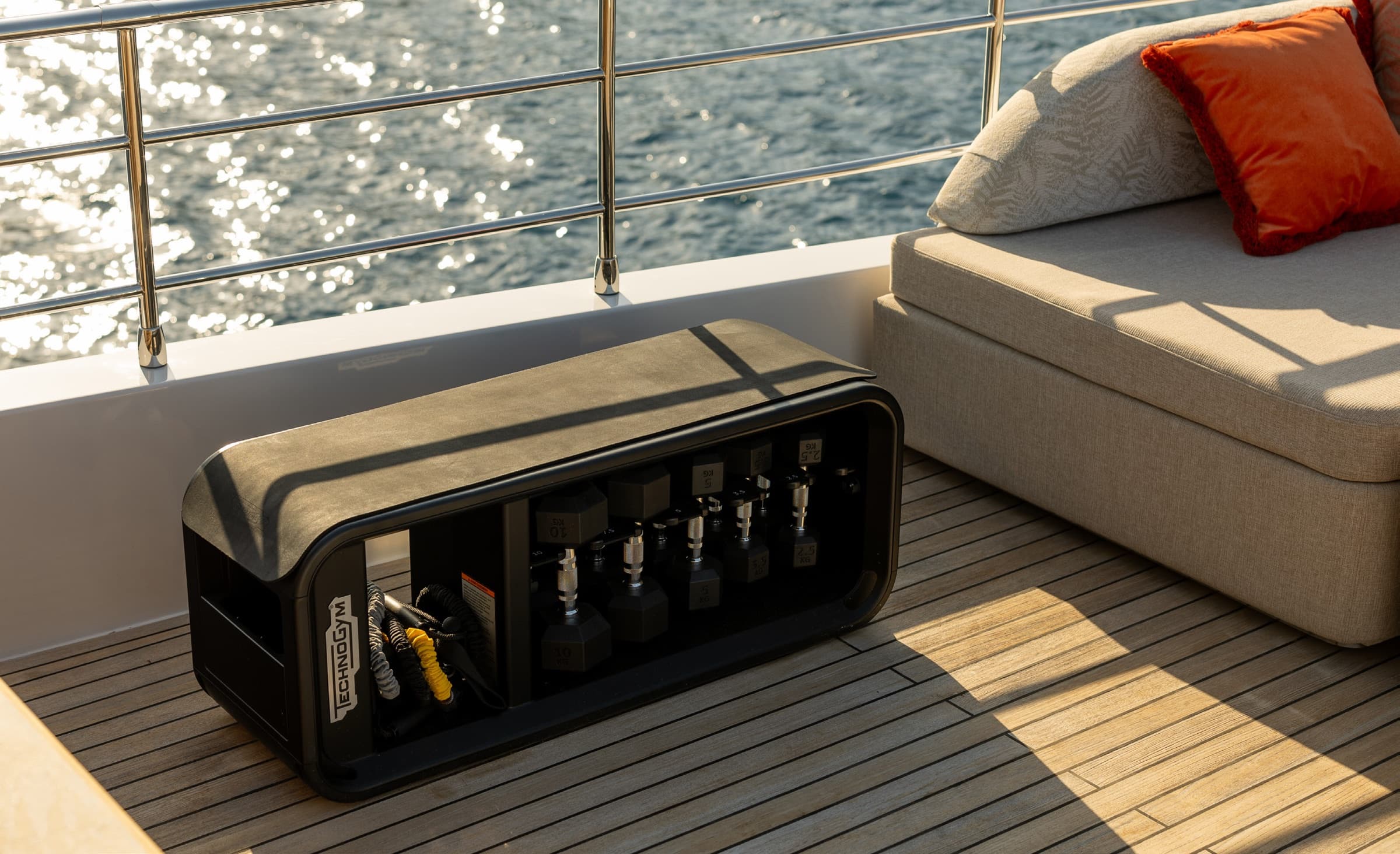 Un bain de soleil de pont du Majesty 120 et son bar, face à la mer
