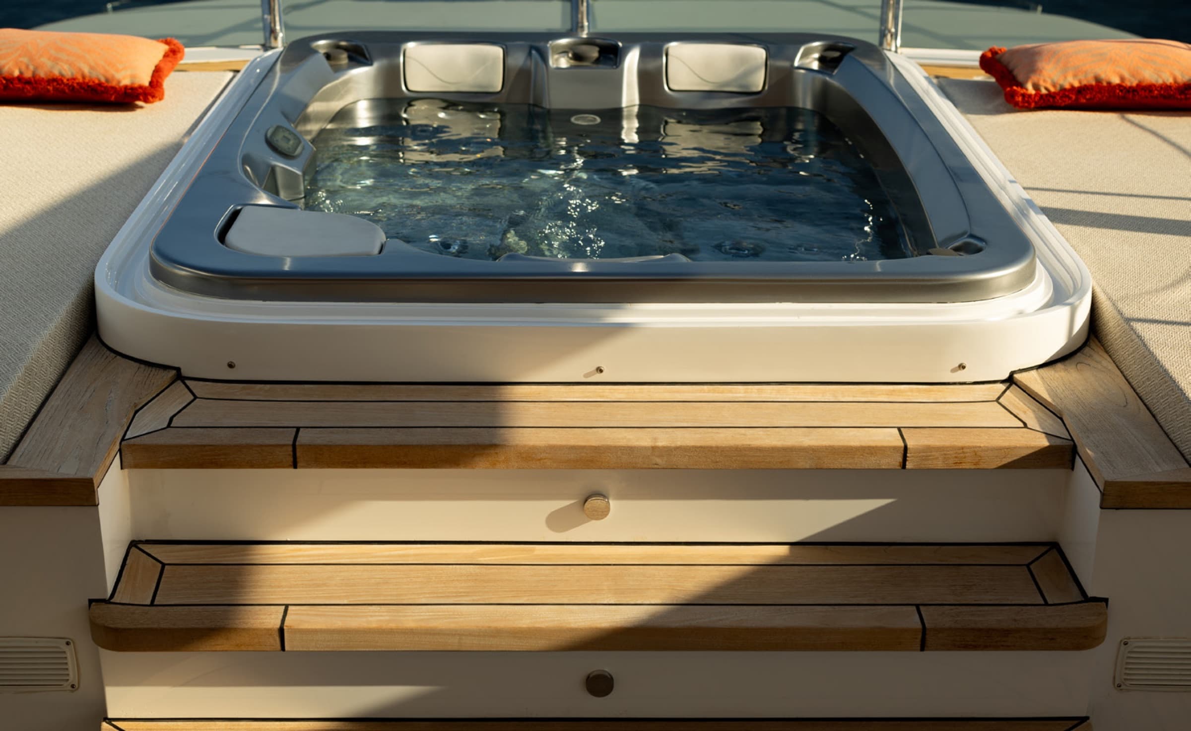 Le jacuzzi du flybridge du Majesty 120