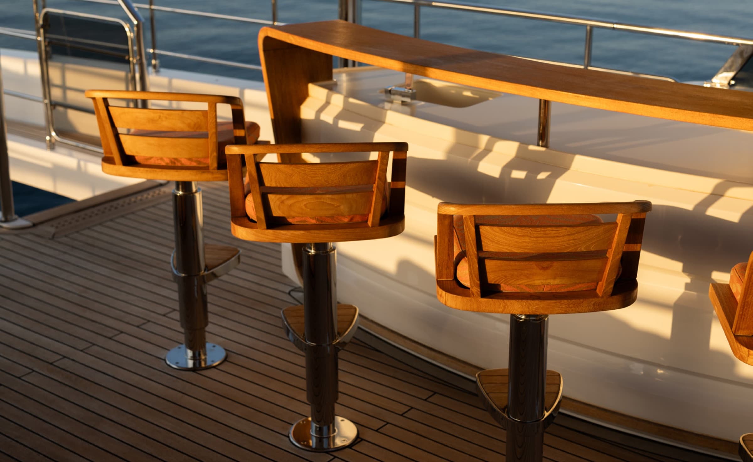 Le bar et ses tabourets sur le flybridge du Majesty 120
