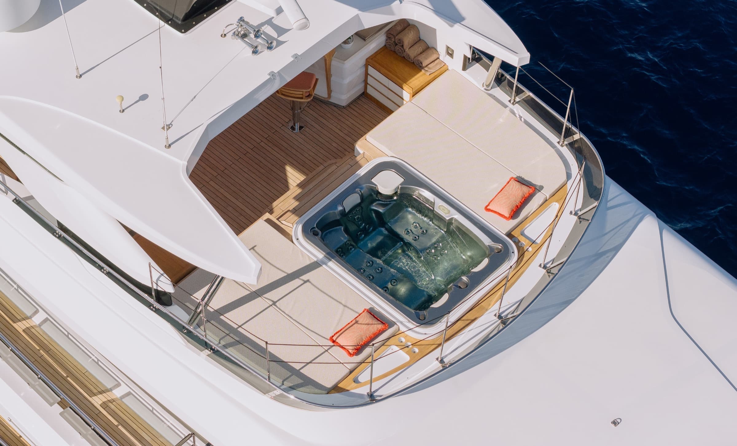 Vue aérienne du flybridge et de son jacuzzi à bord du Majesty 120