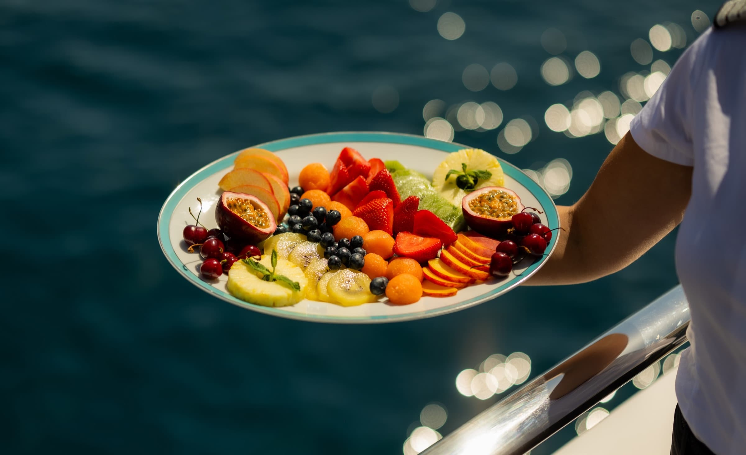Plateau de fruits frais servi à bord du Majesty 120