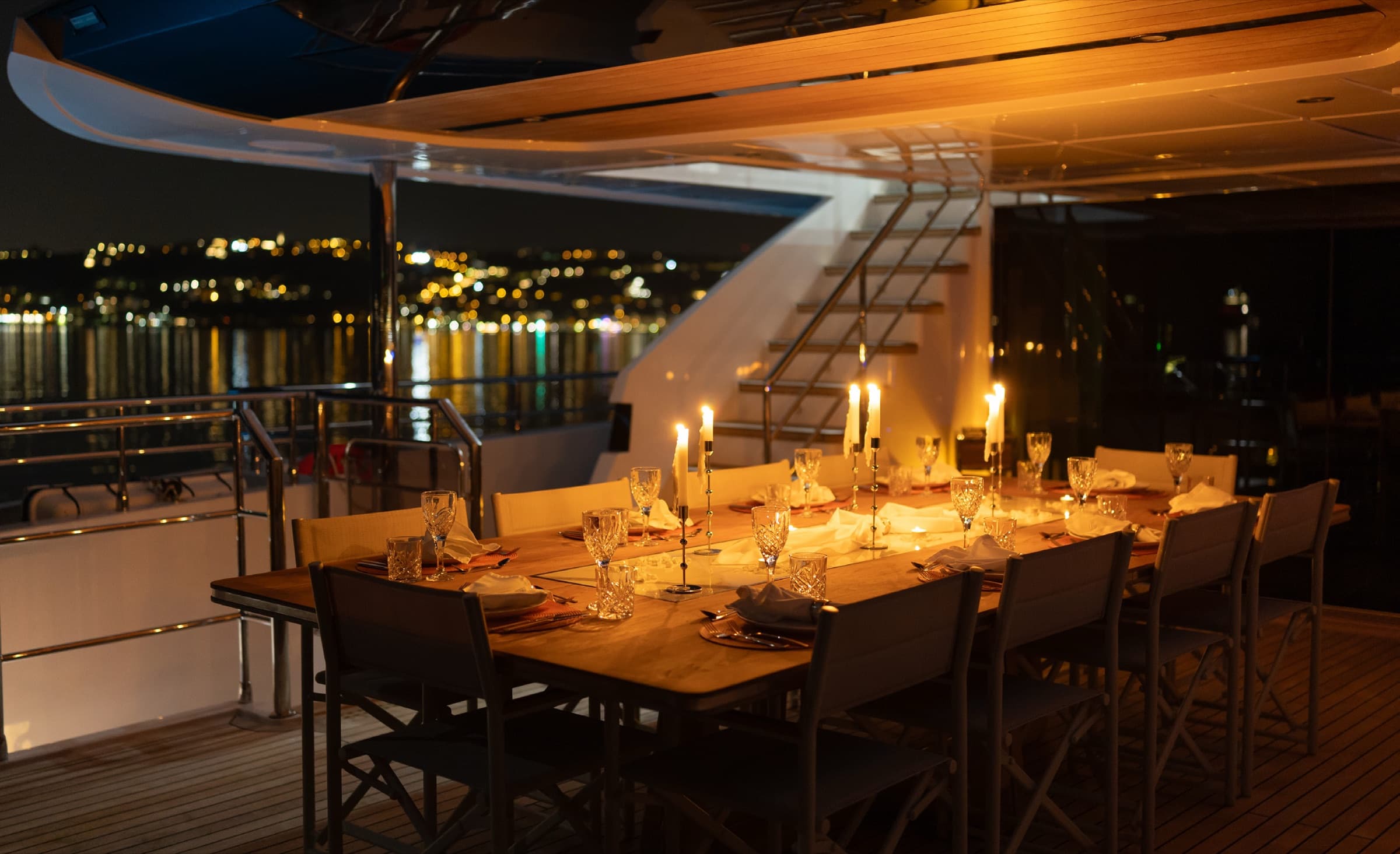 Dîner en plein air à bord du Majesty 120 à la tombée de la nuit