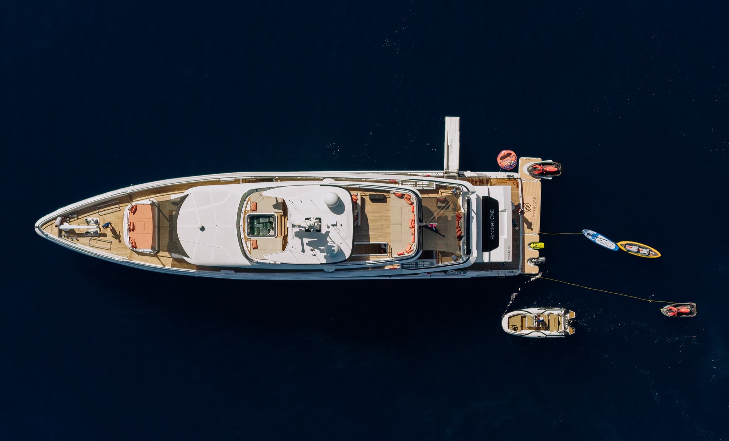 Vue aérienne du Majesty 120 au mouillage, jouets nautiques déployés