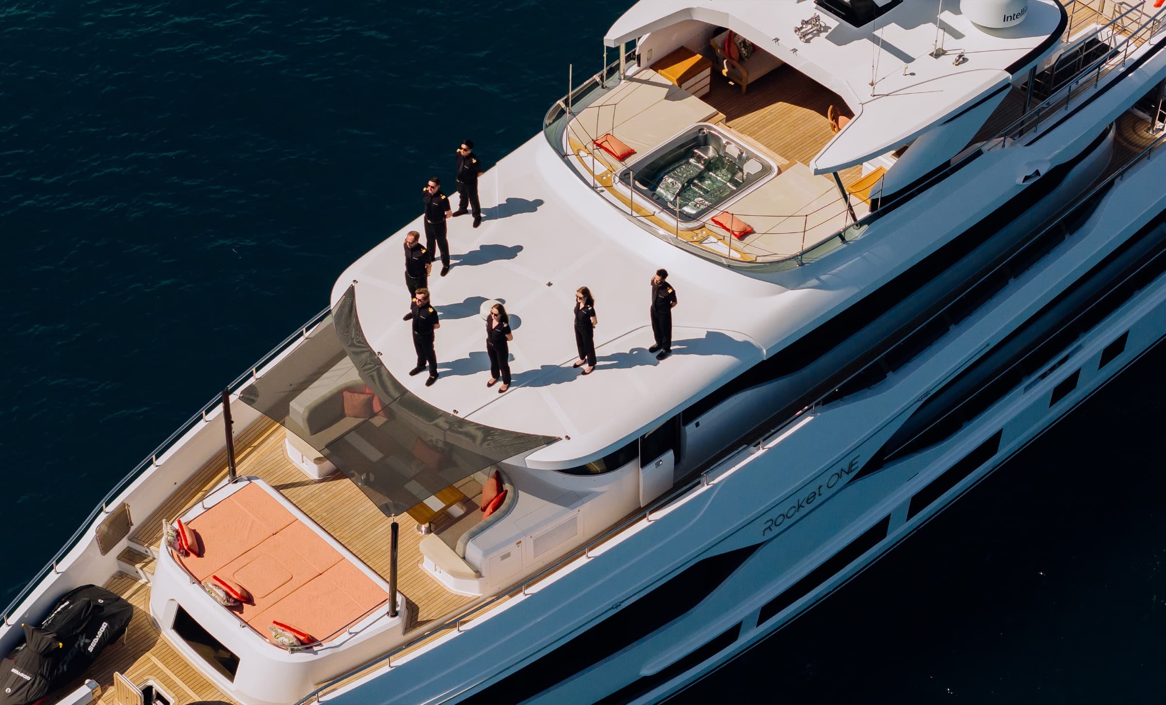 L'équipage du Majesty 120 rassemblé sur la plage avant, vue aérienne
