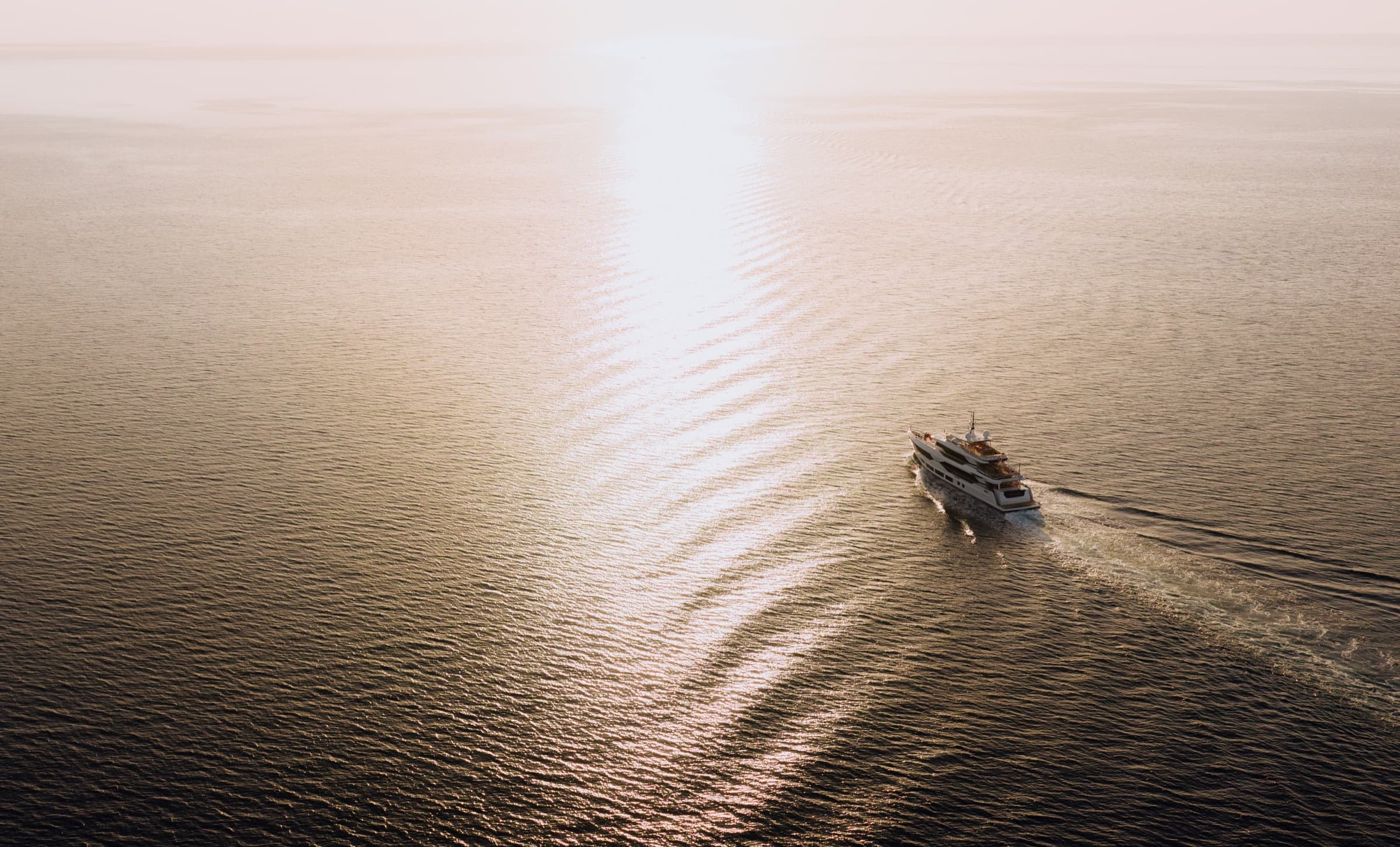 Le Majesty 120 en navigation au coucher du soleil, vue aérienne