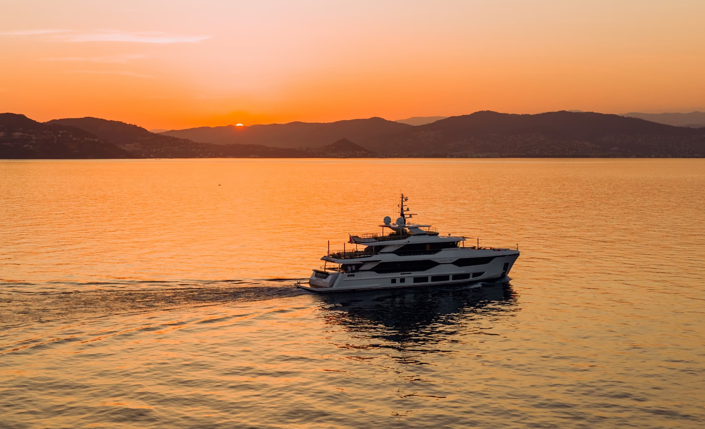 Le Majesty 120 au soleil couchant sur la Méditerranée