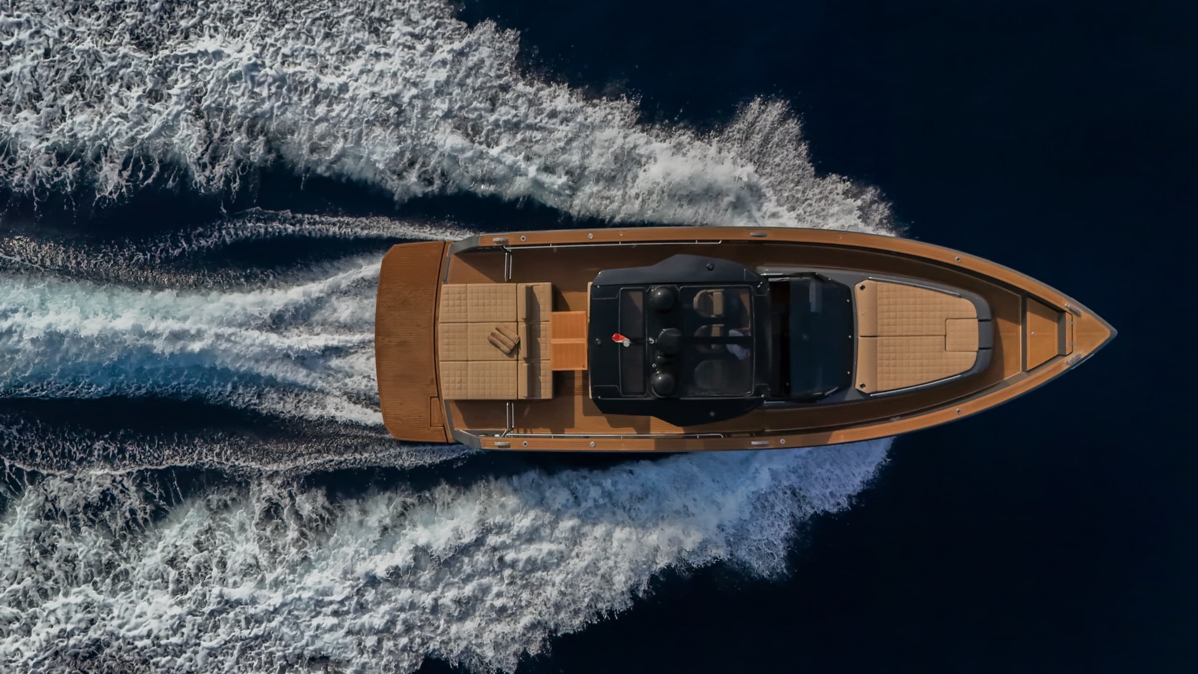 Le Pardo 43 vu du ciel en navigation, sillage sur la Méditerranée au large de la Côte d'Azur
