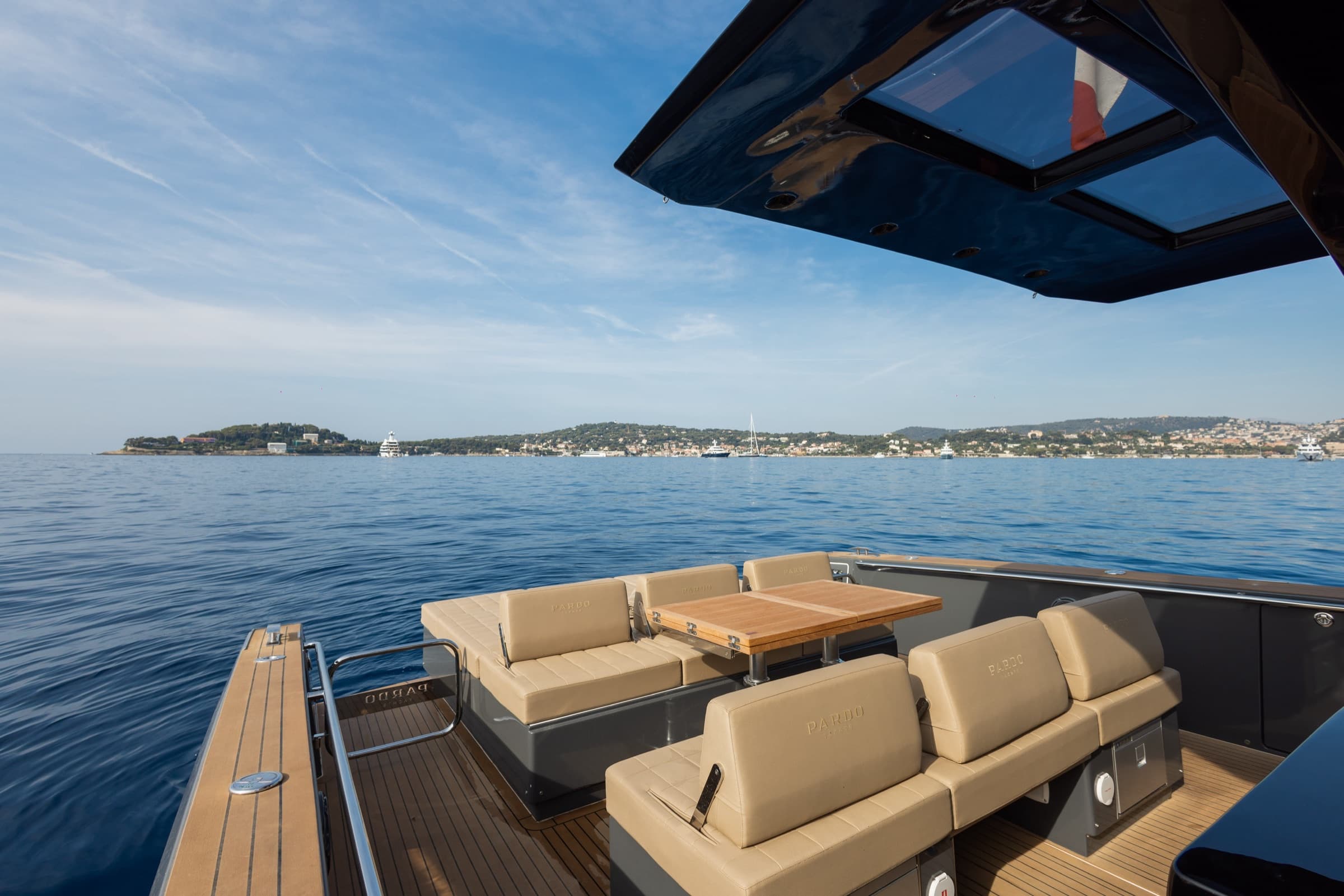 Le cockpit et le carré arrière du Pardo 43 face à la côte, au mouillage sur la Côte d'Azur