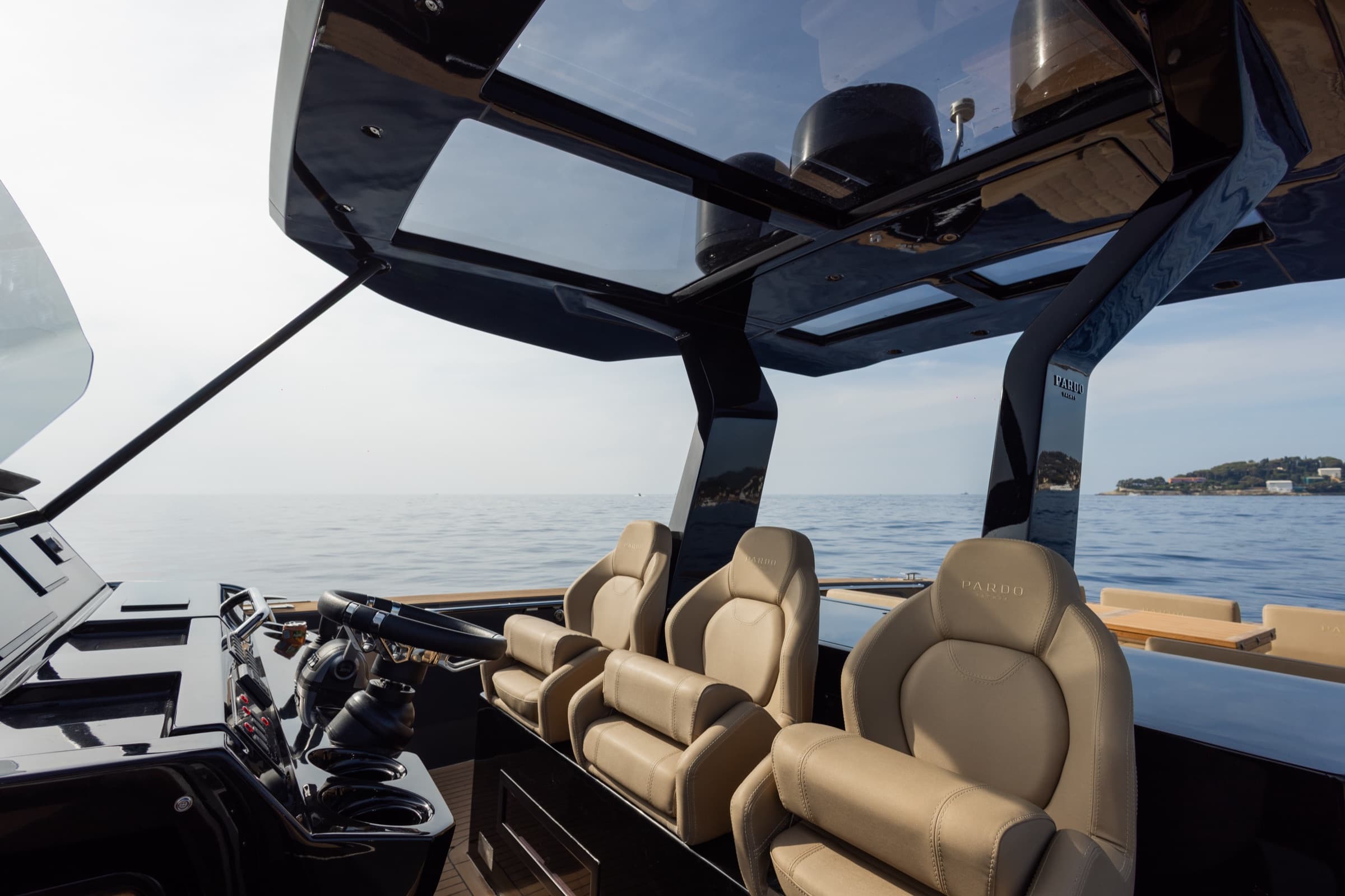 Le poste de pilotage et les assises du Pardo 43, sur la Côte d'Azur