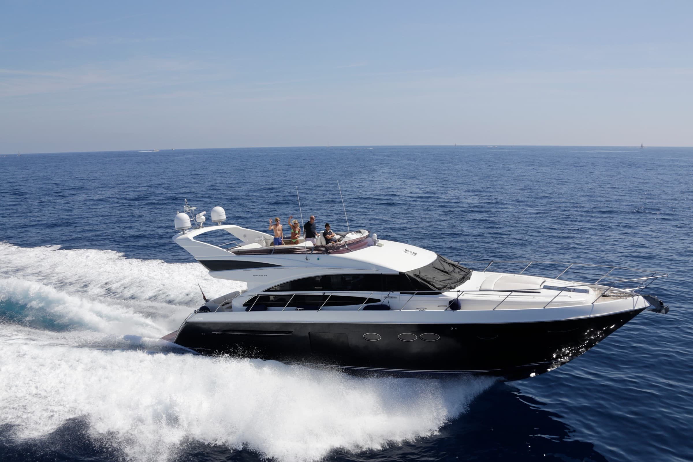 Le Princess 64 Fly en navigation, vue aérienne au large de la Côte d'Azur