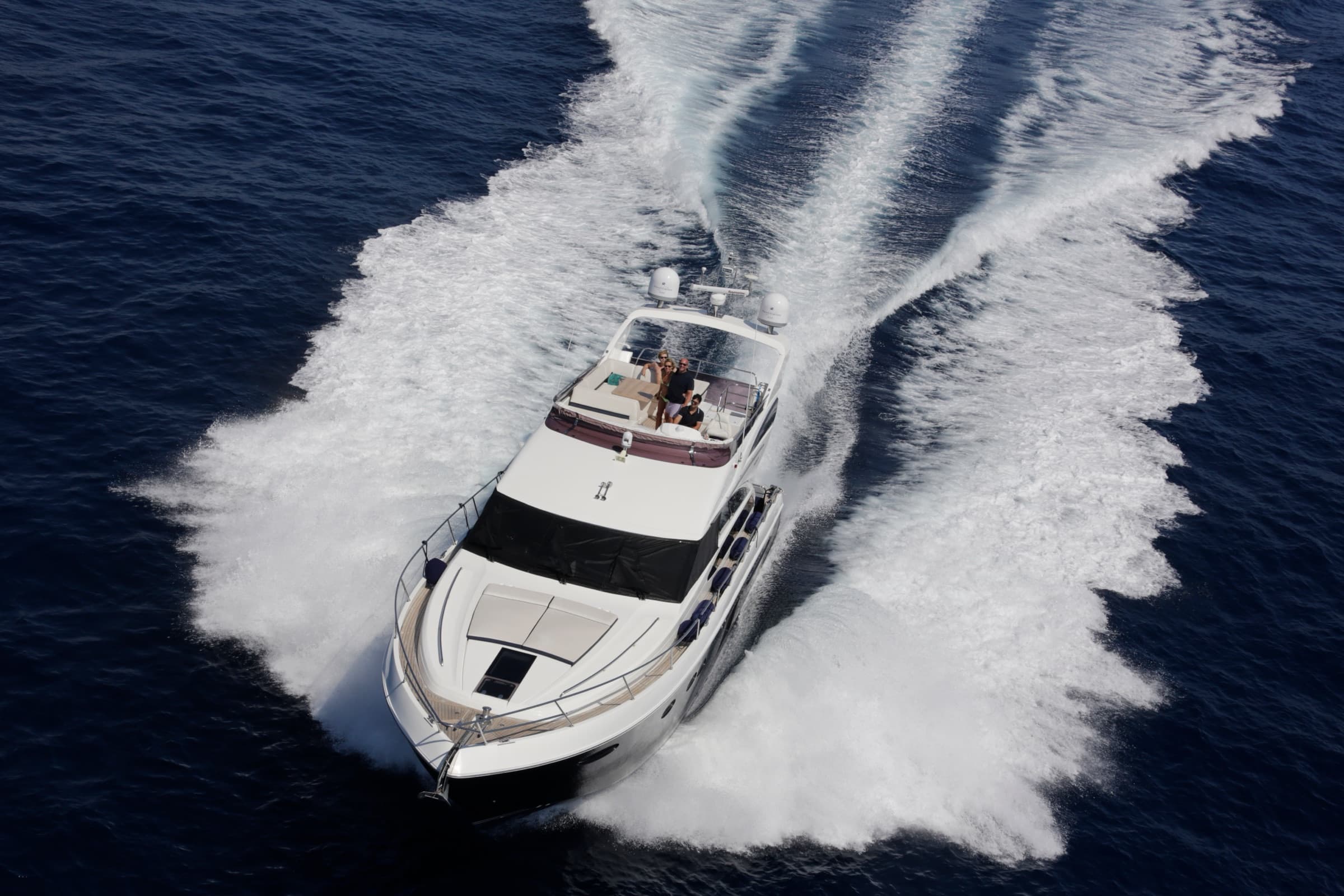 Vue aérienne du Princess 64 Fly fendant la Méditerranée