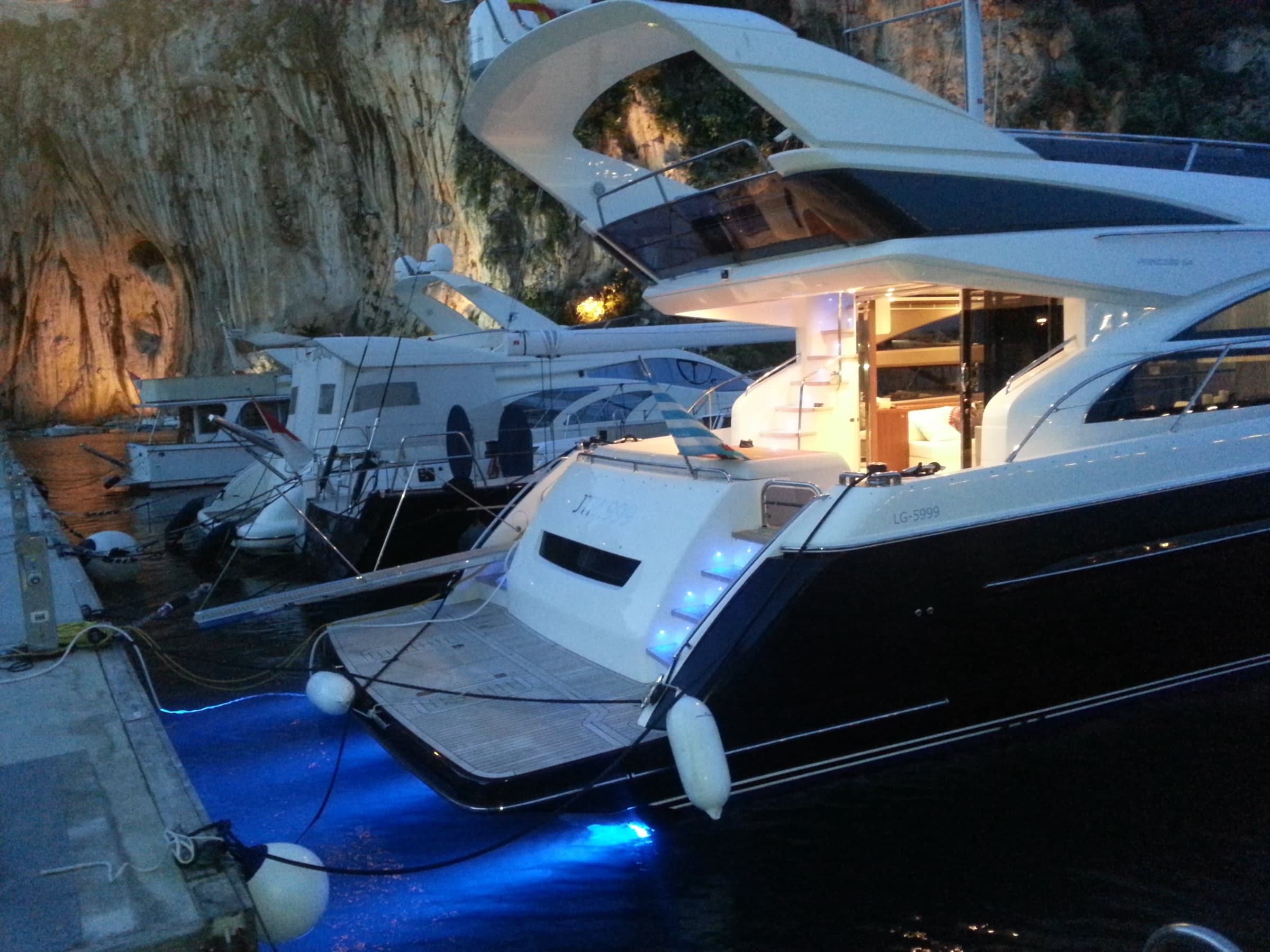 Le Princess 64 Fly amarré à Monaco à la tombée du jour