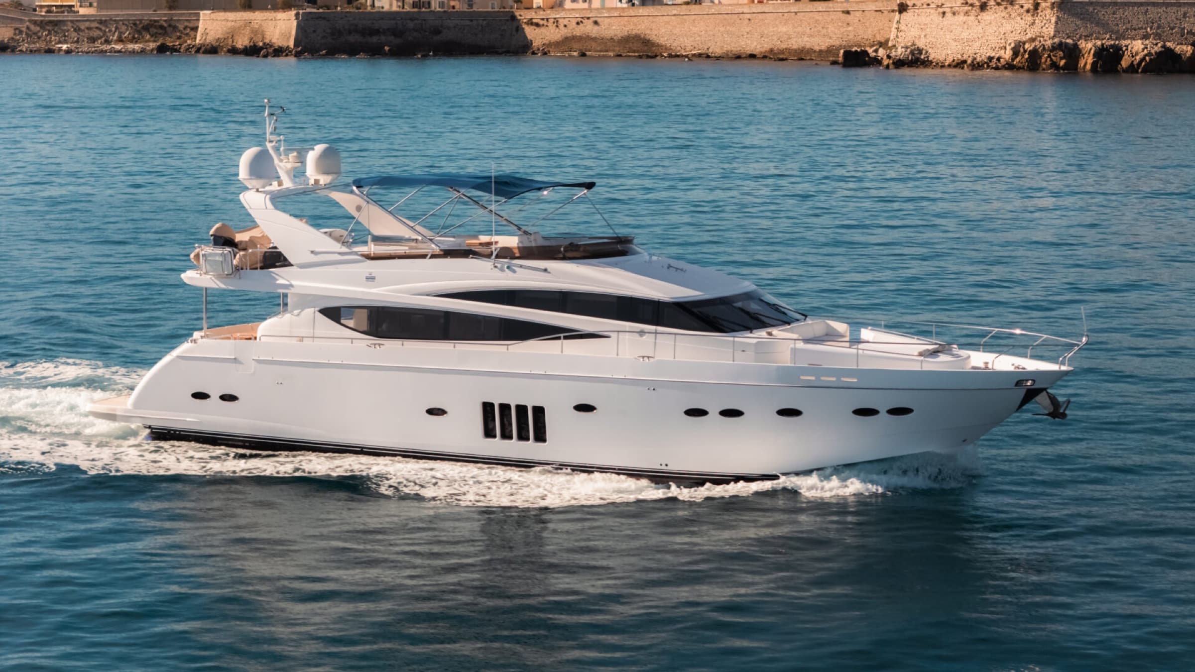 Le Princess 85 à louer avec skipper sur la Côte d'Azur