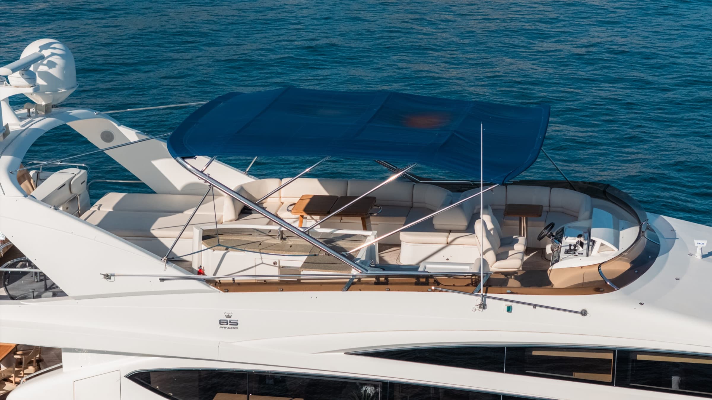 Le Princess 85 en location sur la Côte d'Azur, vue 5