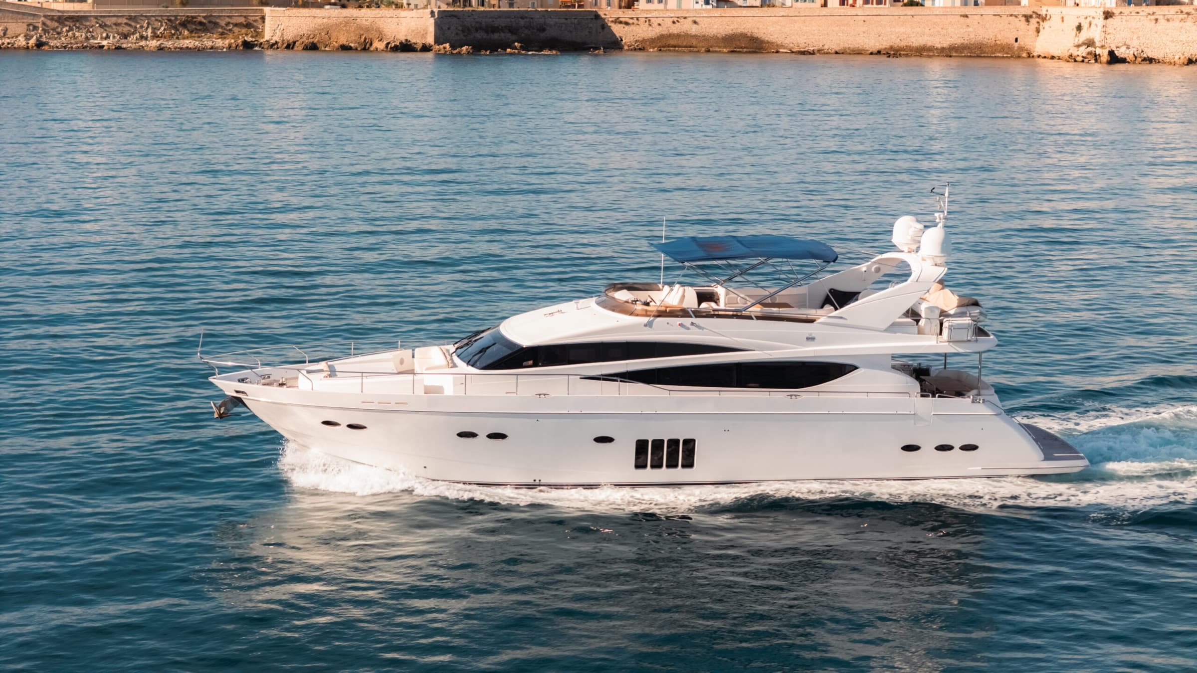 Le Princess 85 en location sur la Côte d'Azur, vue 12