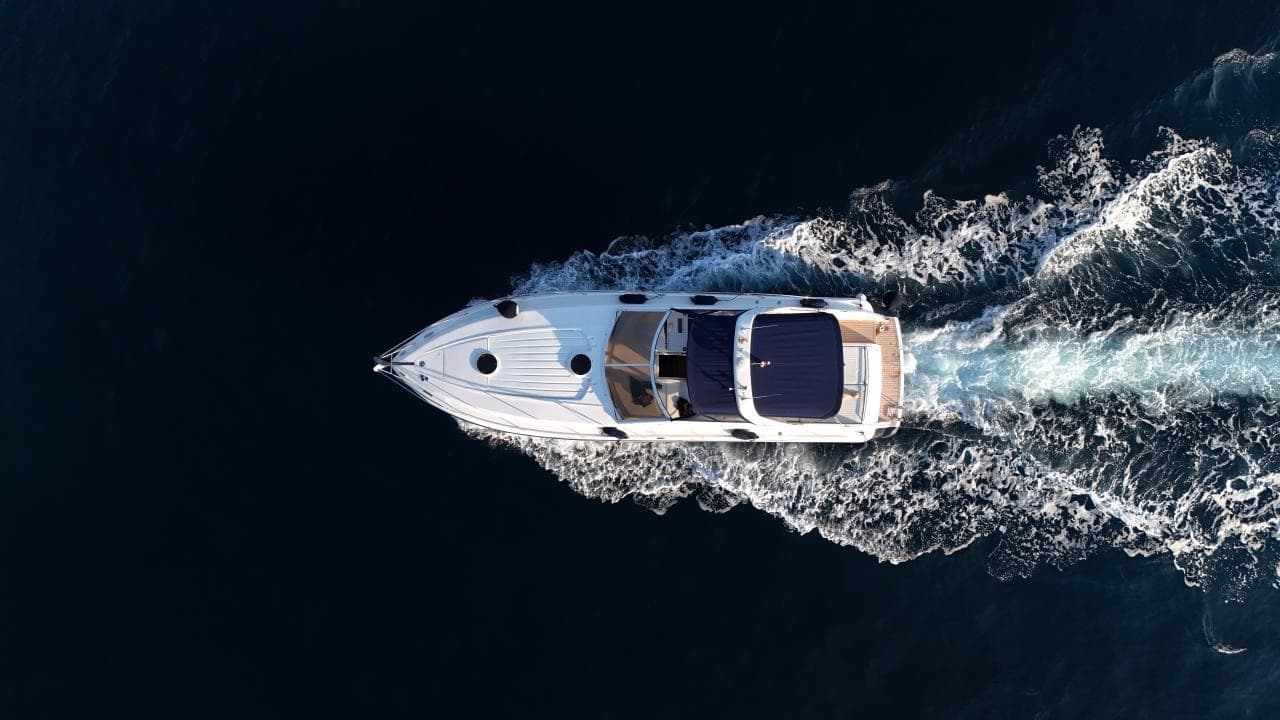 Le Princess V42 lancé sur l'eau, vue aérienne de dessus et sillage, Côte d'Azur