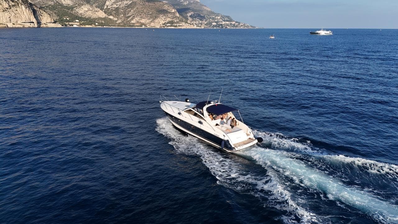 Le Princess V42 en navigation le long de la côte rocheuse de la Riviera