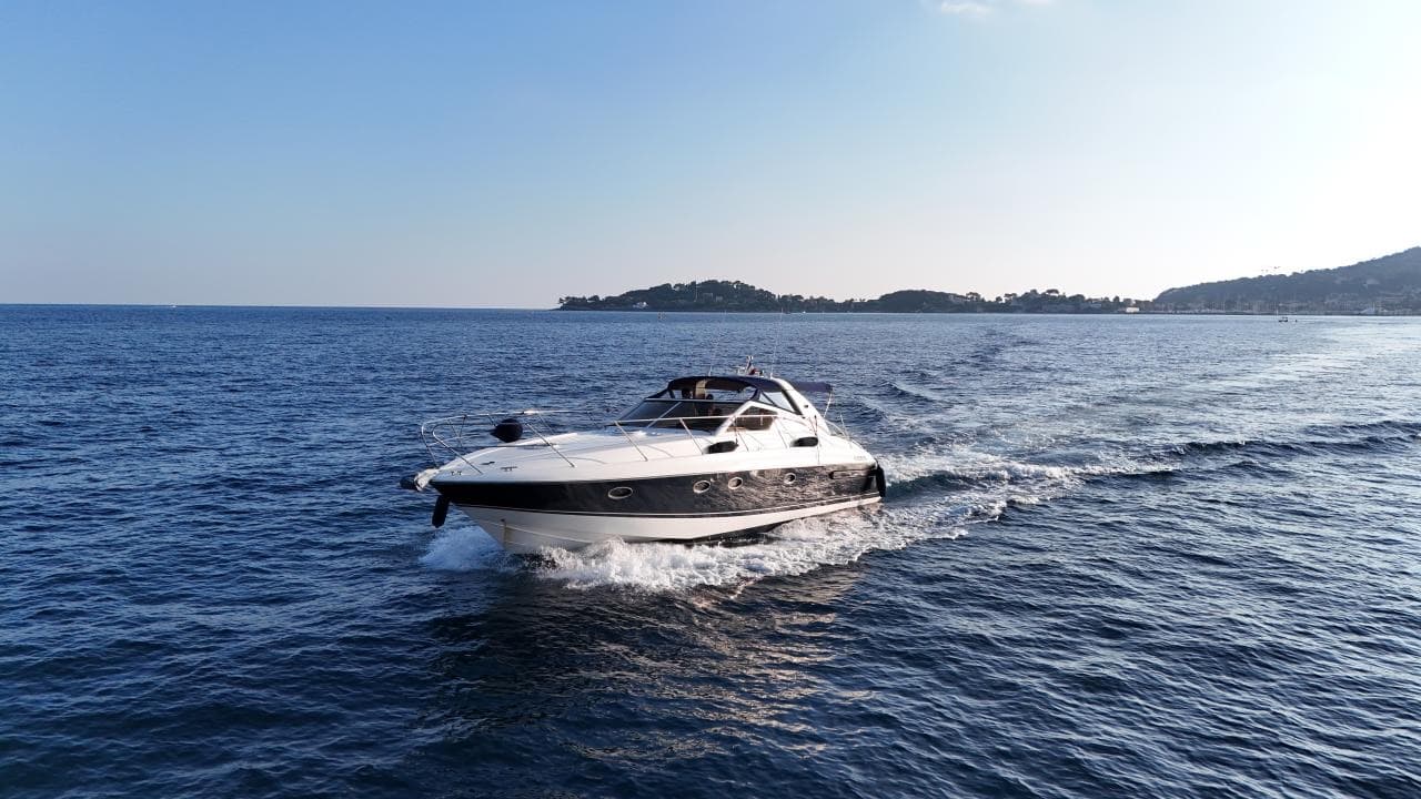 Profil du Princess V42 en navigation, une île de la Côte d'Azur en fond