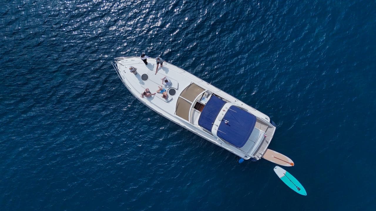 Vue aérienne du Princess V42 au mouillage, un paddle le long de la coque, Côte d'Azur