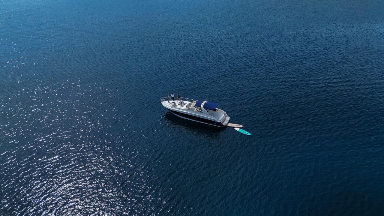 Le Princess V42 au mouillage dans les eaux bleues de la Méditerranée, vue aérienne