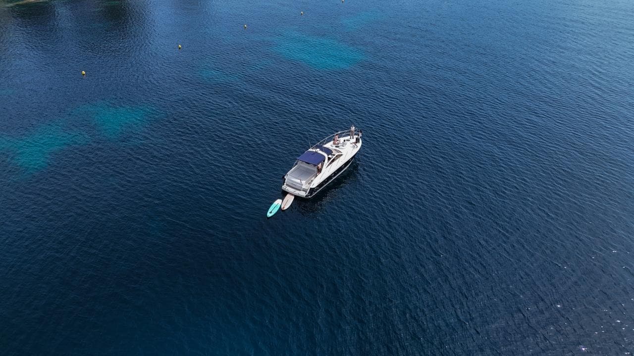 Le Princess V42 au large de la Côte d'Azur, vue aérienne