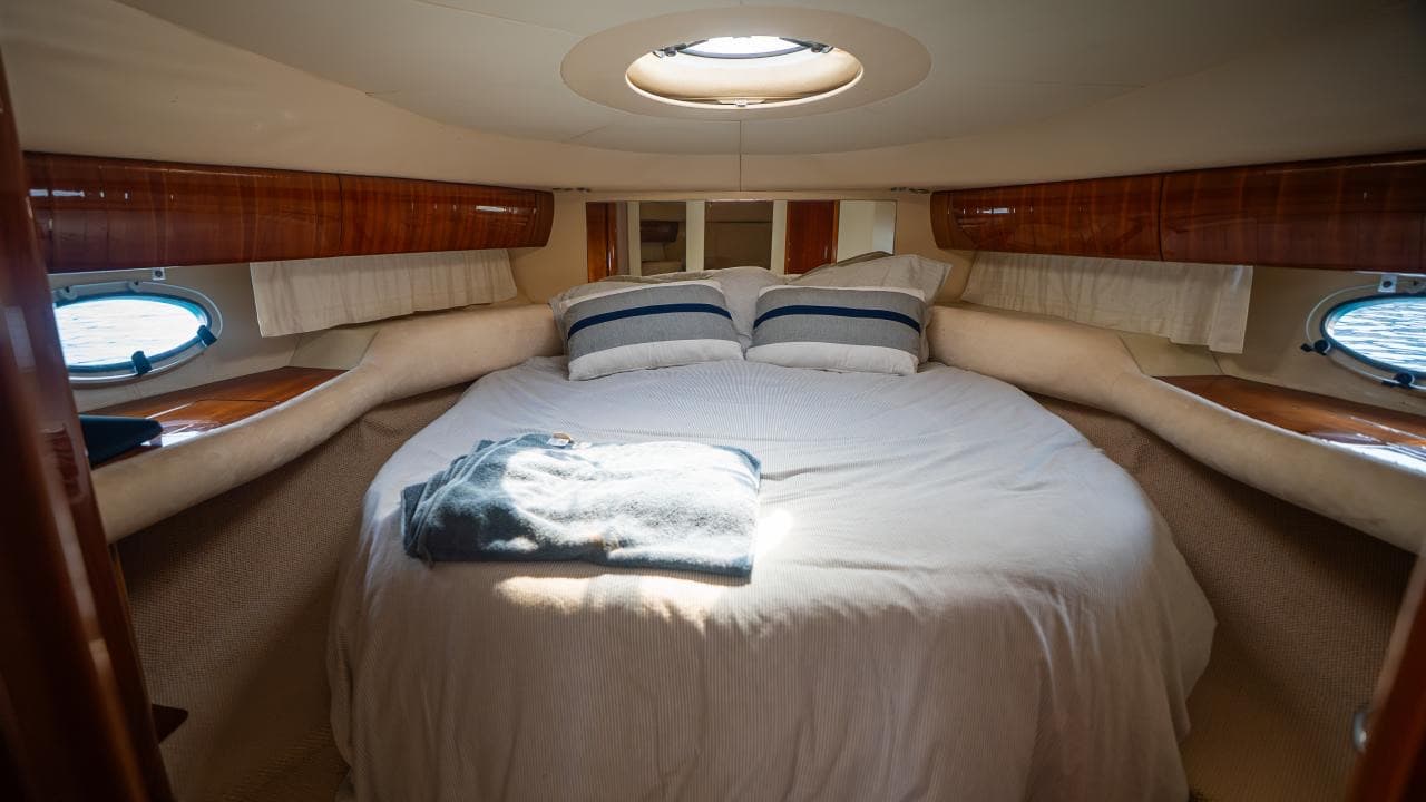 La cabine armateur et son couchage double à bord du Princess V42