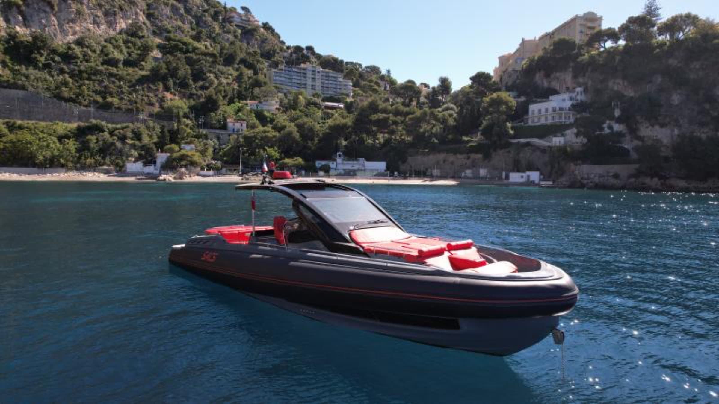 Le Sacs Rebel 47 au mouillage devant la plage de la Mala à Cap-d'Ail