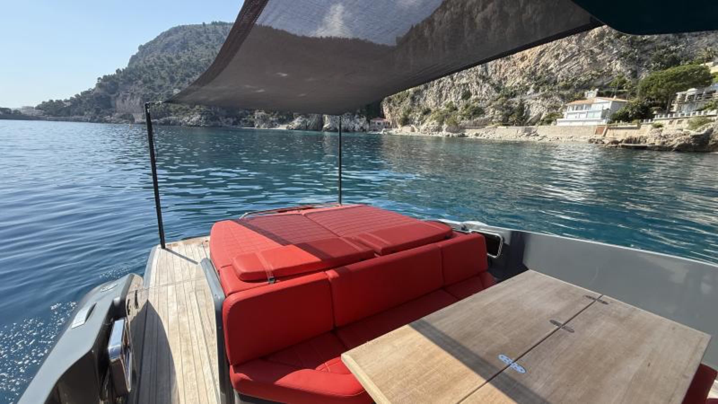 Le cockpit arrière et les bains de soleil du Sacs Rebel 47 face à la côte