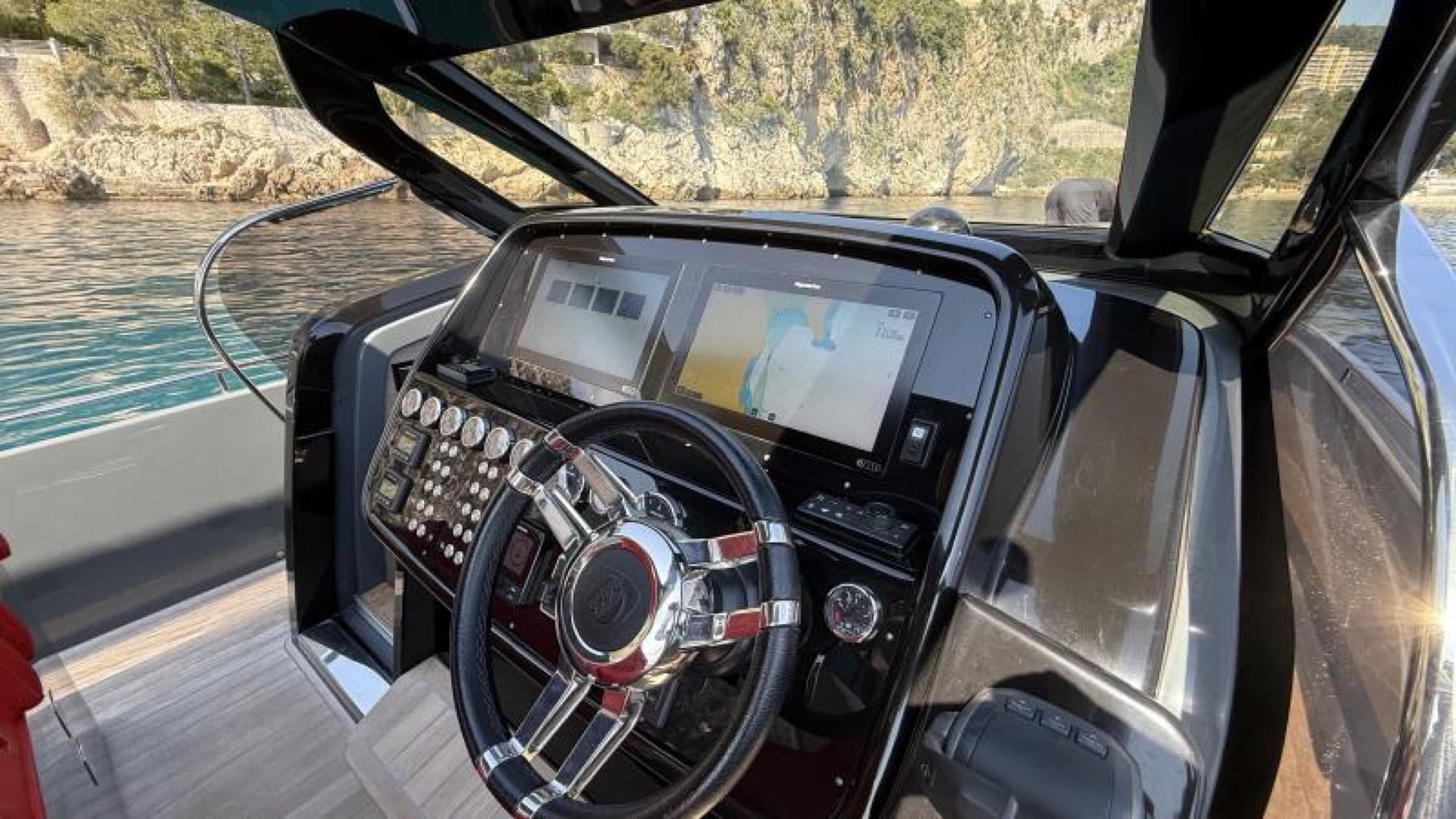 La console de barre du Sacs Rebel 47 ouverte sur la mer