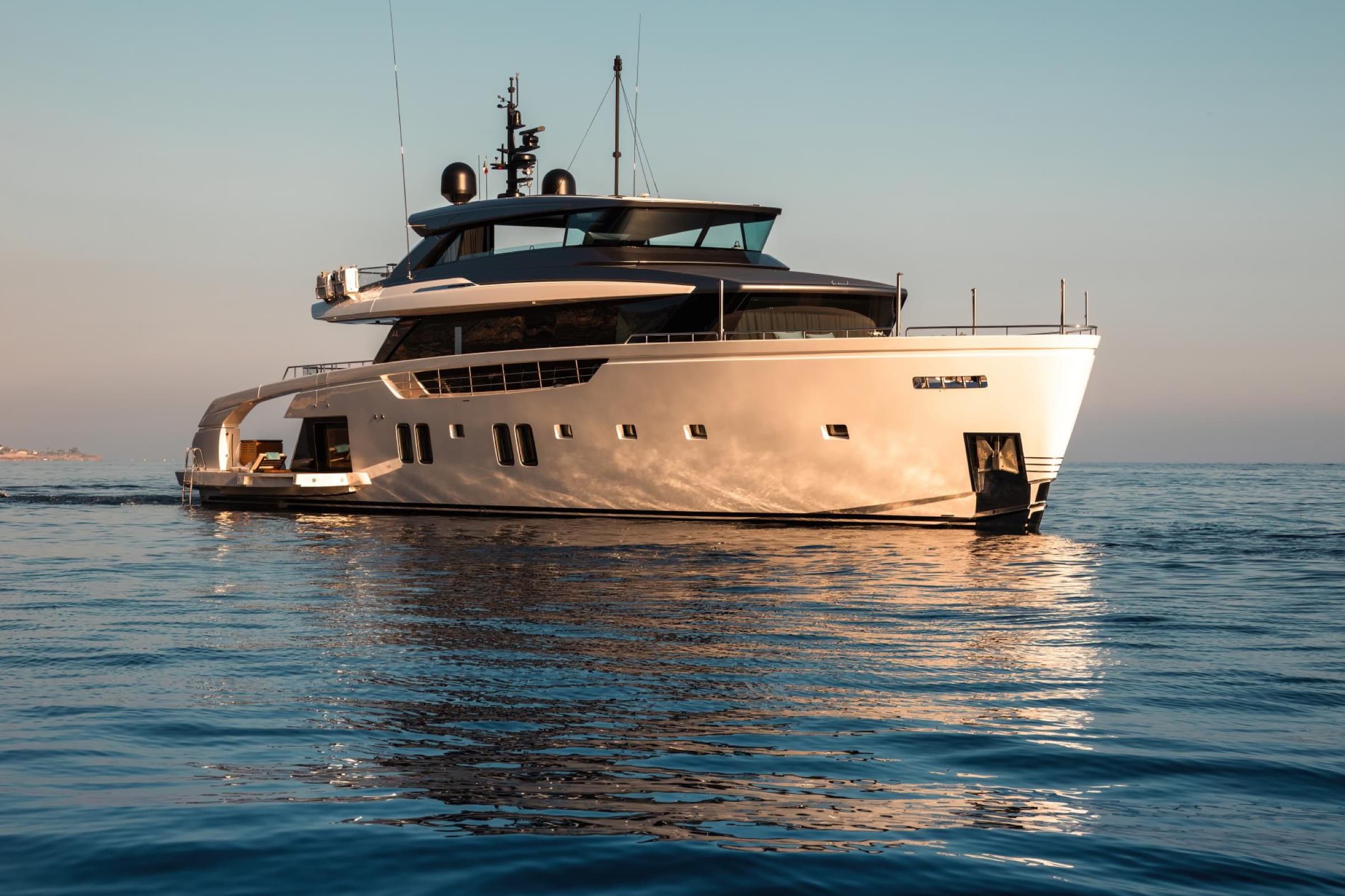 Le Sanlorenzo SX112 à louer avec skipper sur la Côte d'Azur