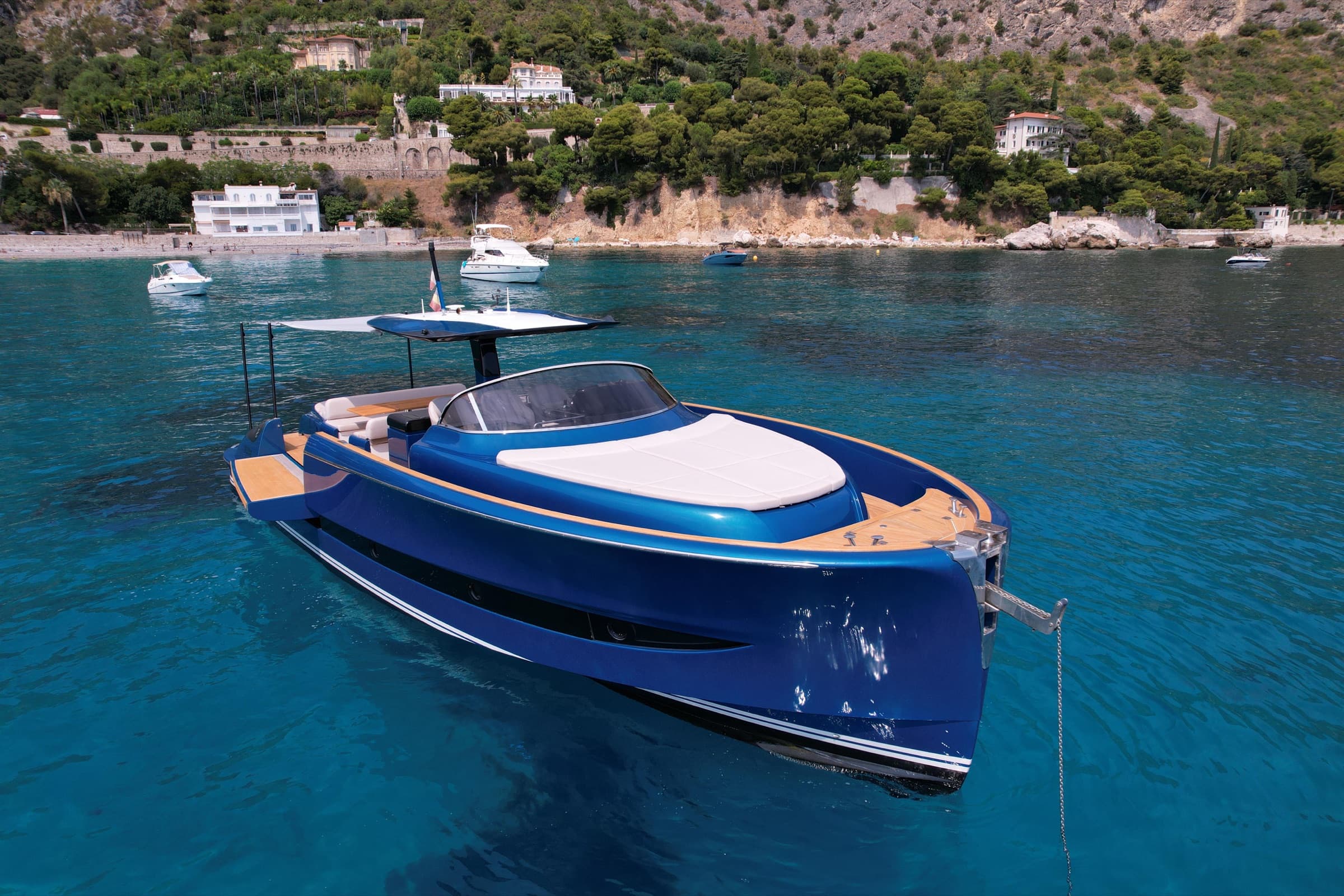 Le Solaris 48 Open à coque bleue, profil au mouillage devant le Cap-Ferrat