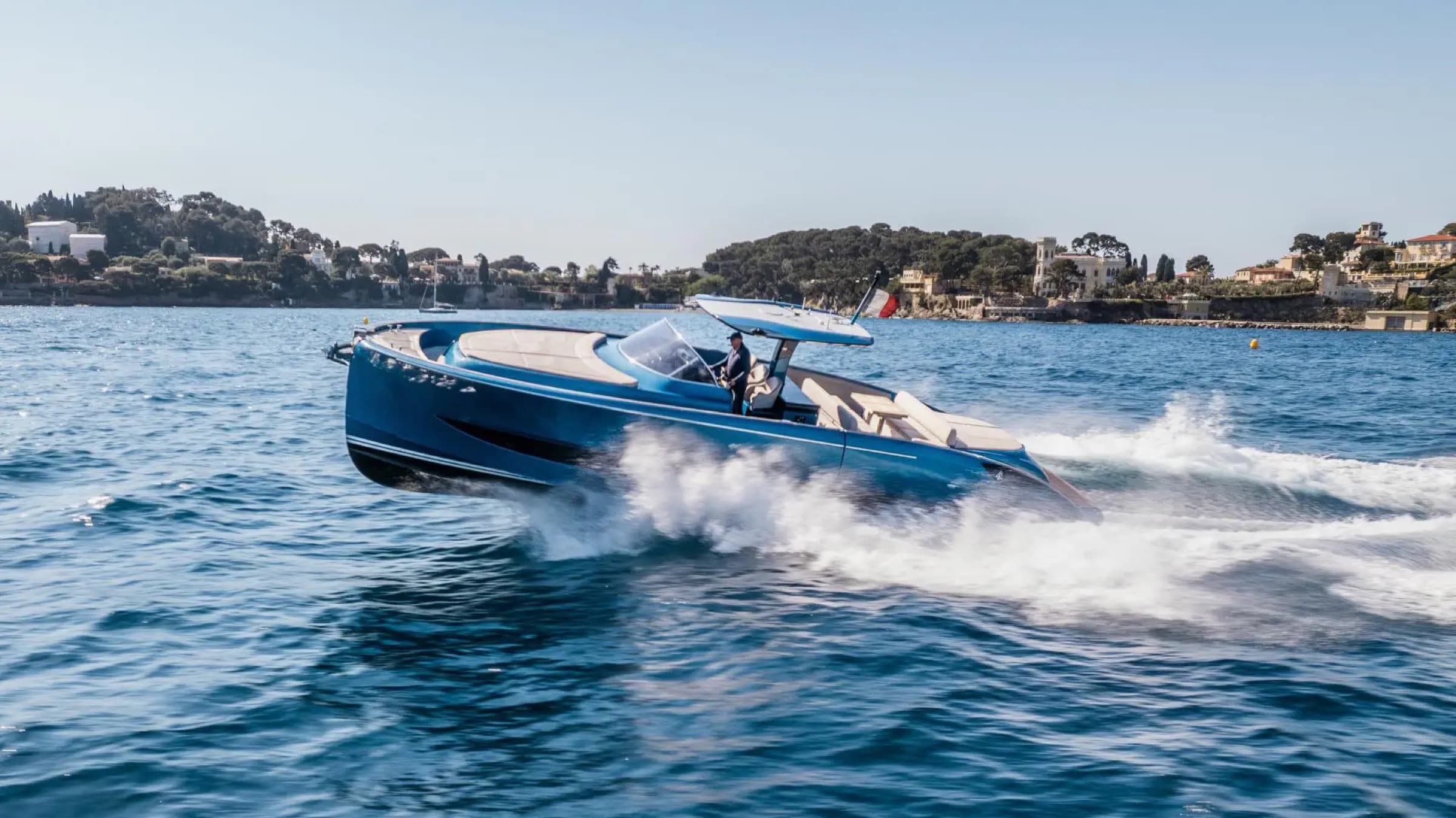 Le Solaris 48 Open lancé à pleine vitesse au large de Saint-Jean-Cap-Ferrat