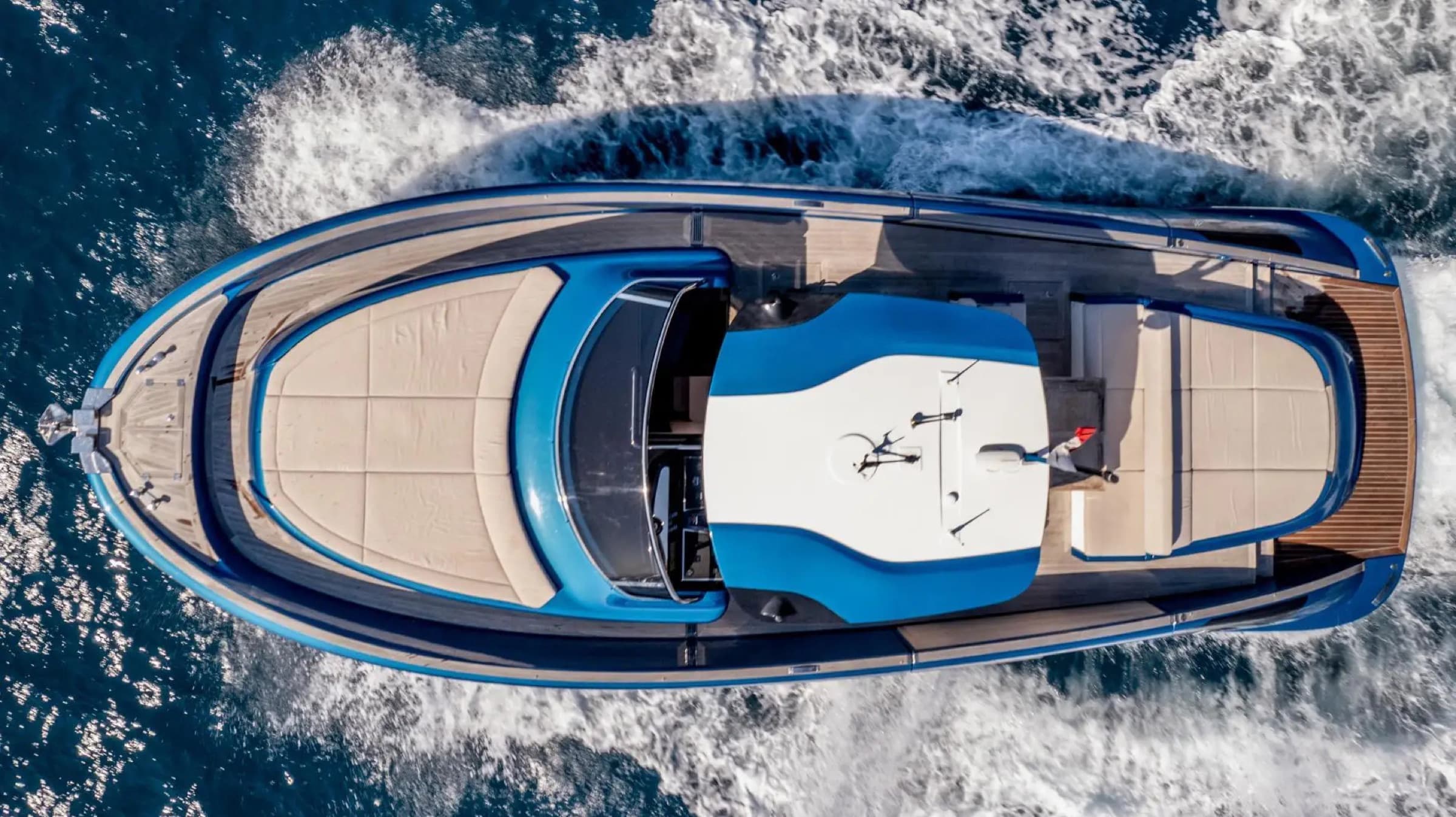 Vue aérienne du Solaris 48 Open en navigation sur la Méditerranée