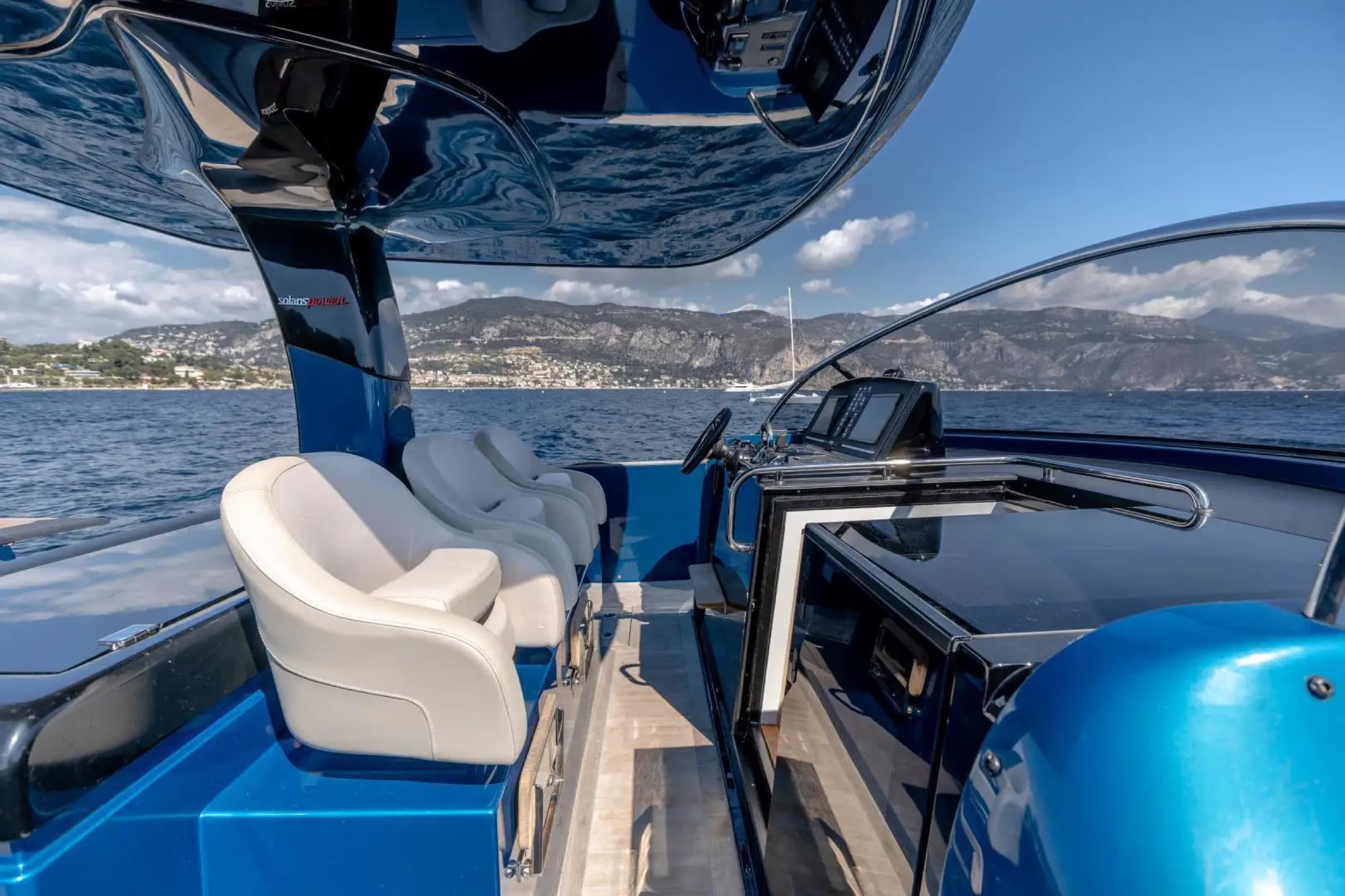 Le cockpit et les assises du Solaris 48 Open face à la côte de la Côte d'Azur