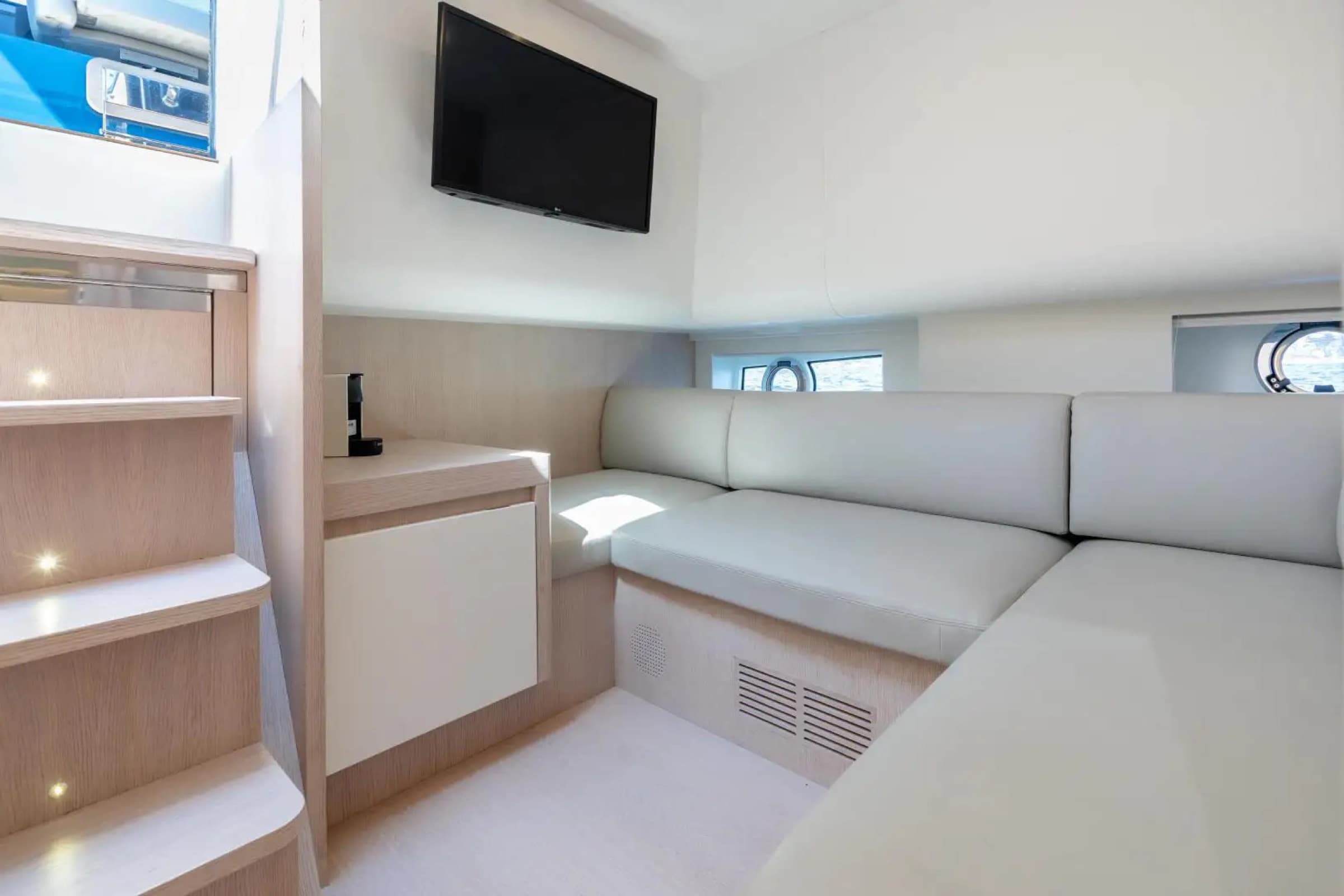 Le carré et le salon intérieur du Solaris 48 Open