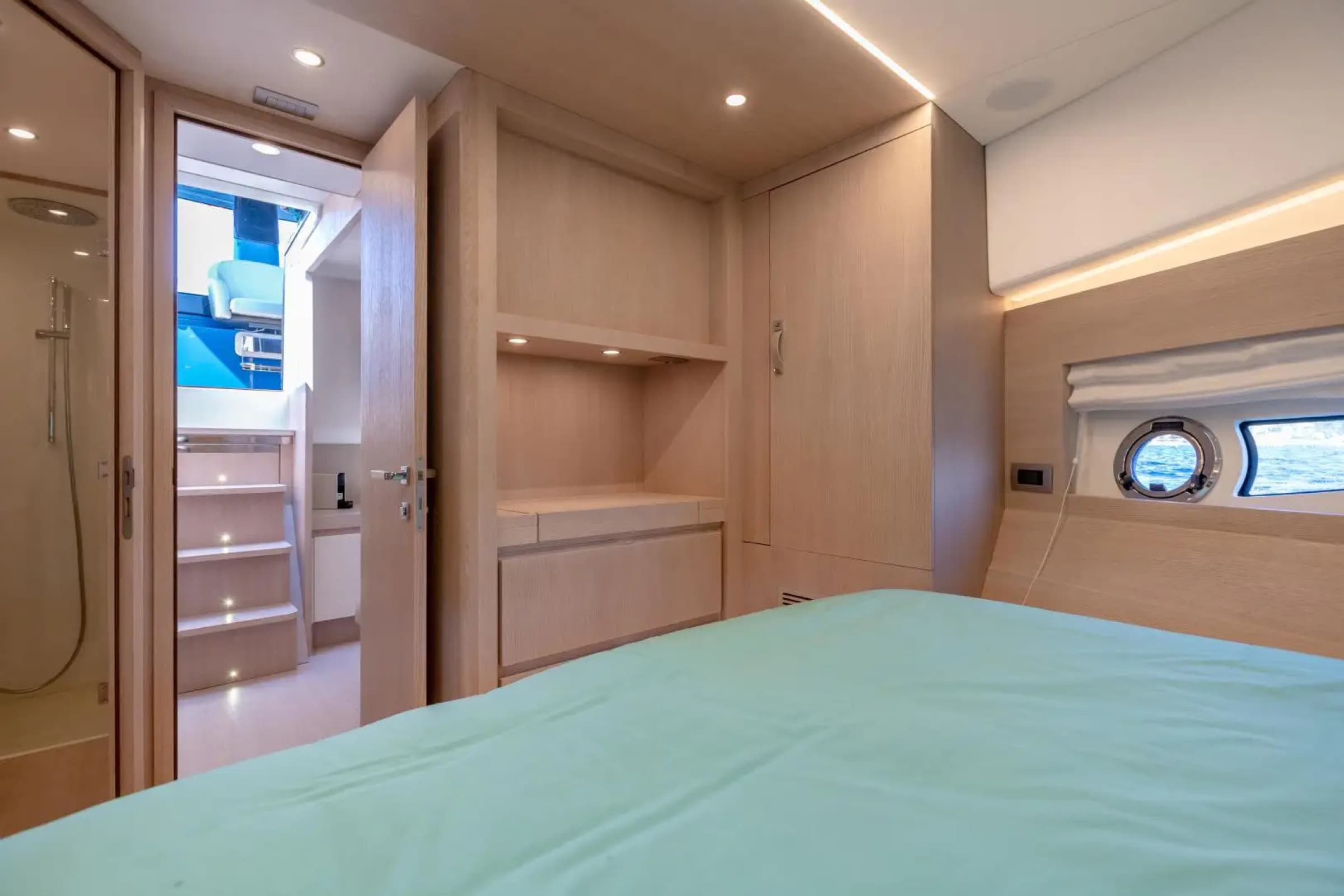 La cabine armateur du Solaris 48 Open