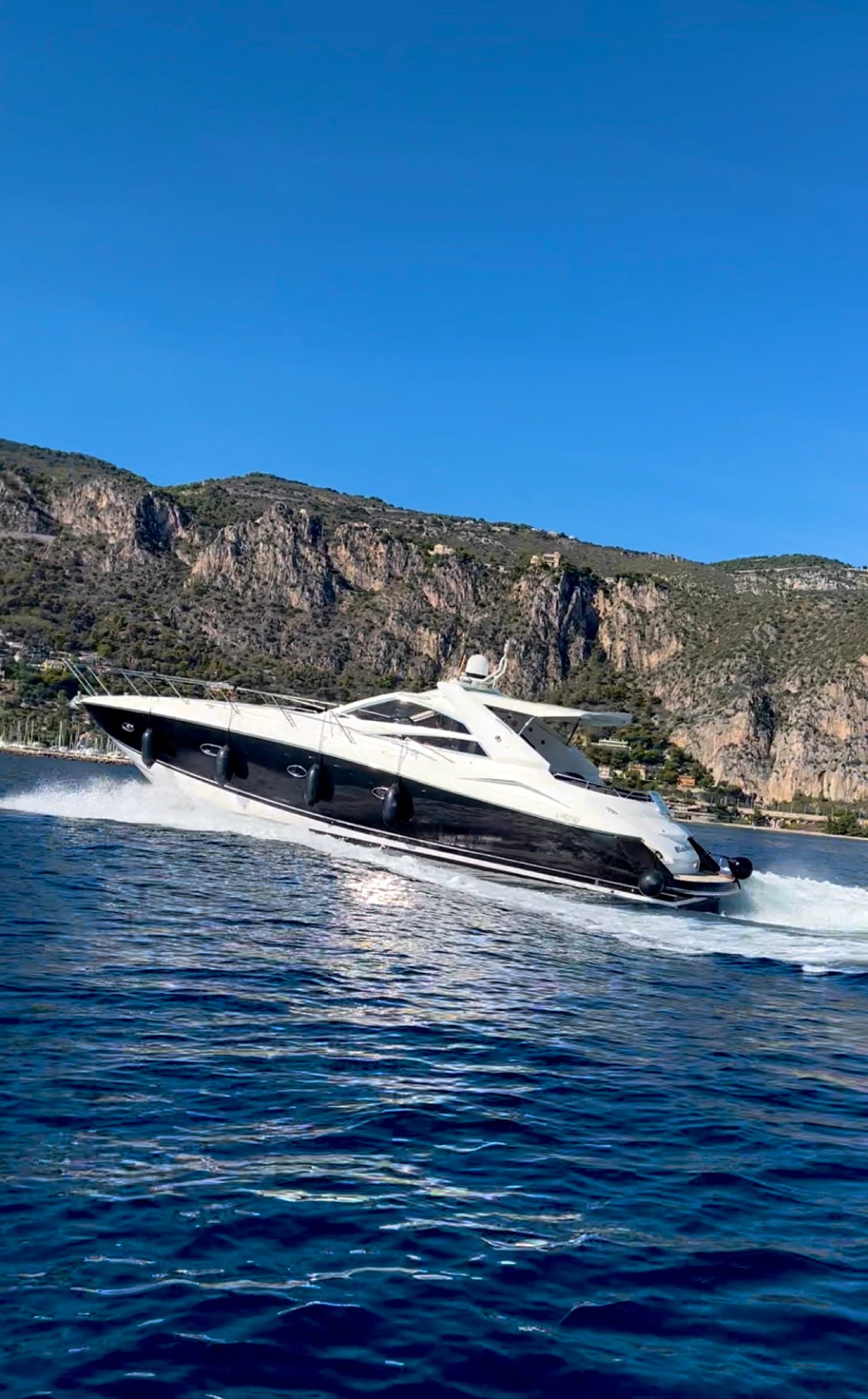 Le Sunseeker Portofino 53 en navigation au large de Cap-d'Ail, Côte d'Azur