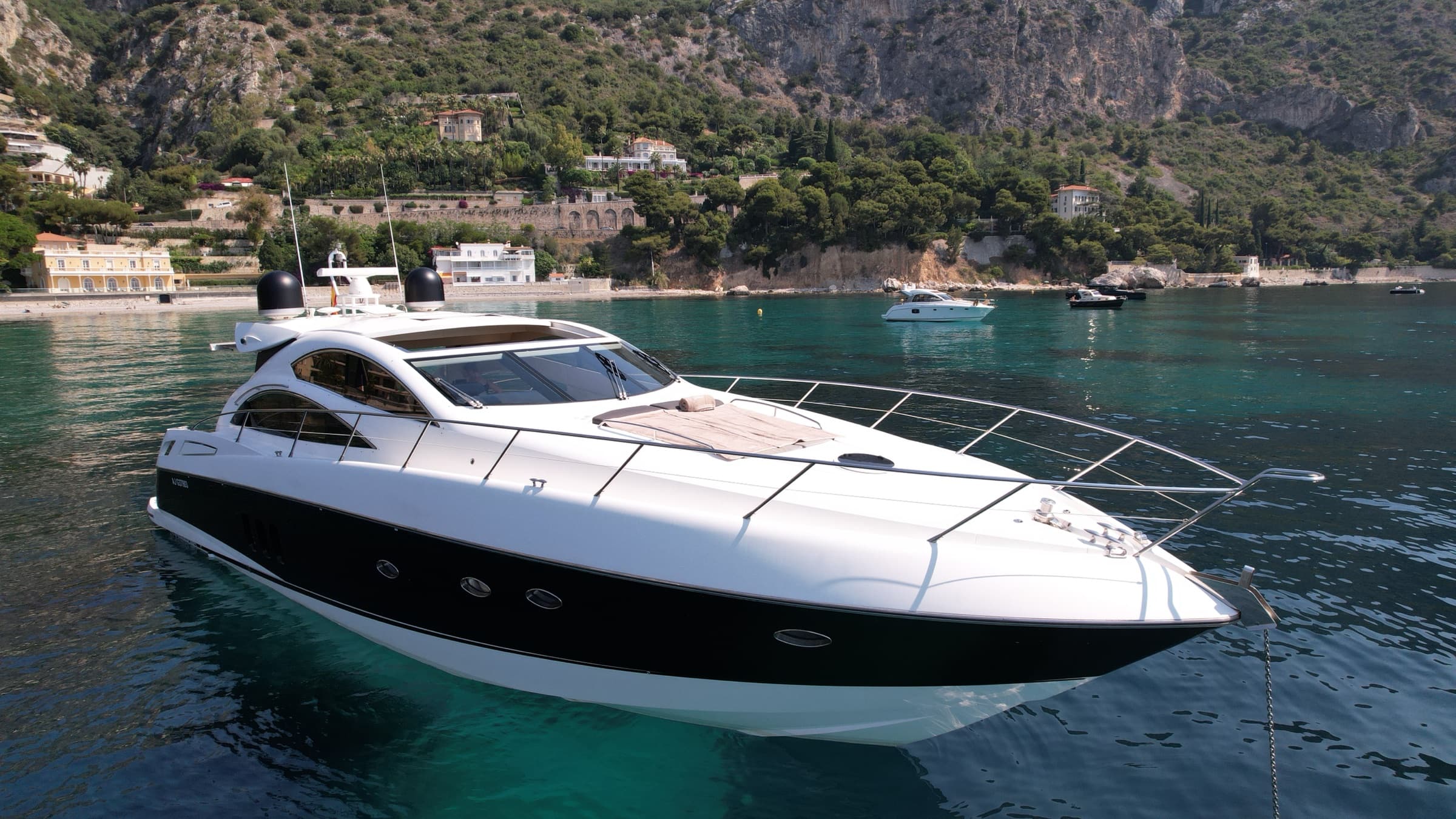 Le Sunseeker Predator 62 et sa coque foncée au mouillage, vue aérienne sur la Méditerranée
