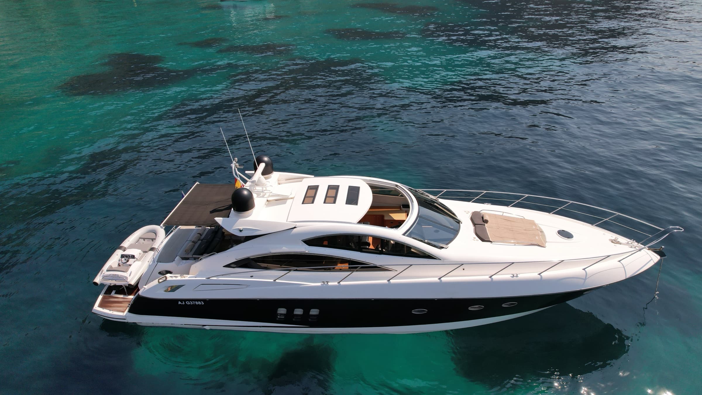 Le pont avant en teck et les bains de soleil du Sunseeker Predator 62, vue de dessus