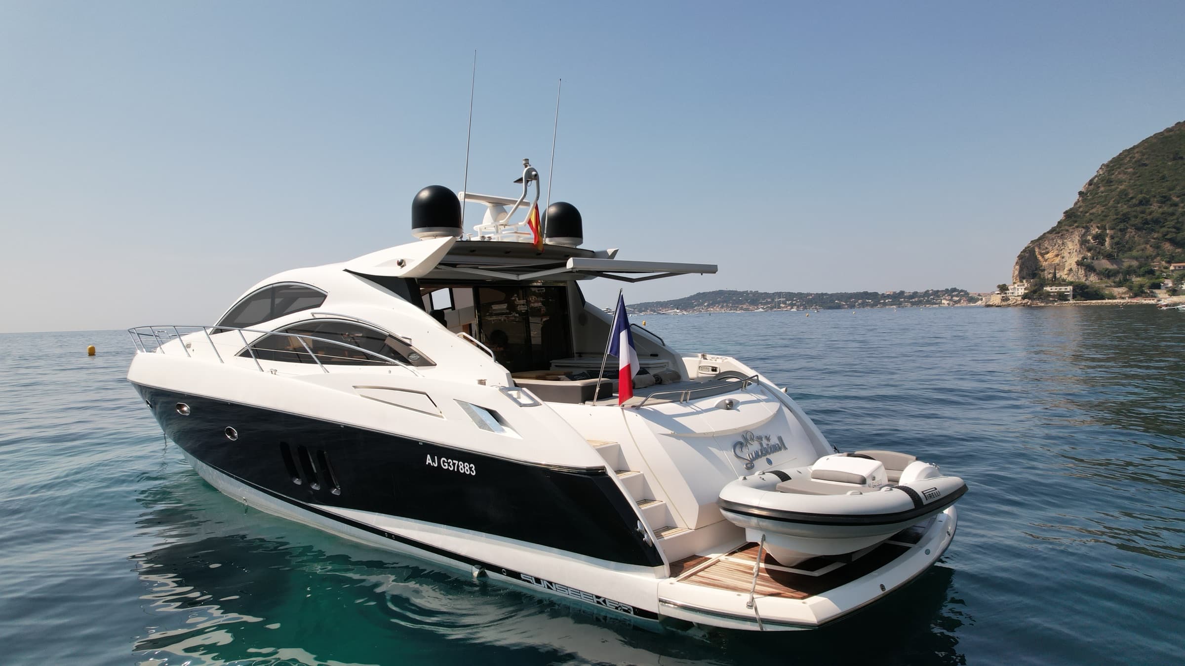 La plage avant du Sunseeker Predator 62 au mouillage dans les eaux turquoise de la Riviera