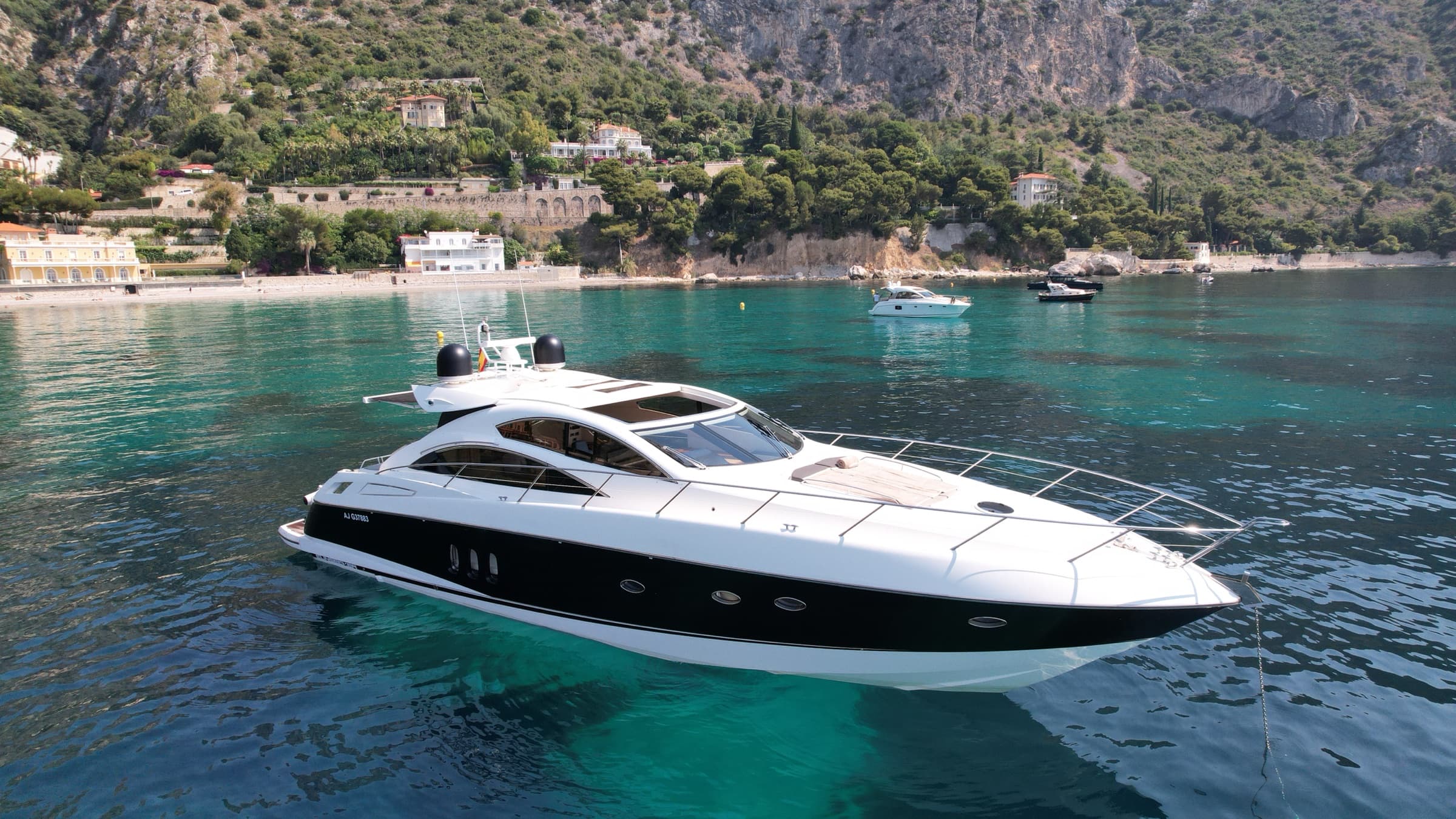Le Sunseeker Predator 62 au mouillage devant le littoral de la Côte d'Azur, profil bâbord